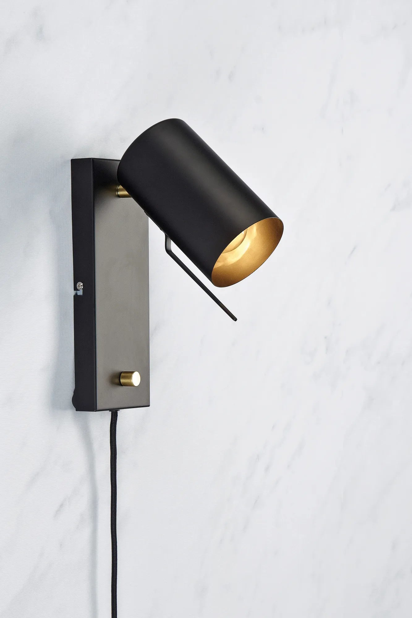 Carrie svart vägglampa stilren belysning | Carrie black wall lamp | Carrie schwarz Wandleuchte minimalistische Beleuchtung