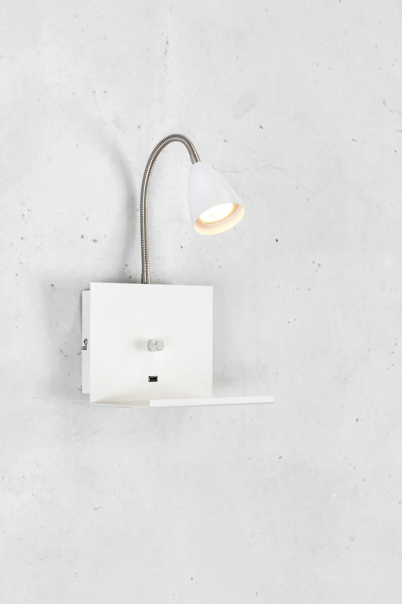 Logi vit vägglampa stilren belysning | Logi white wall lamp minimalist | Logi weiß Wandleuchte minimalistische Beleuchtung