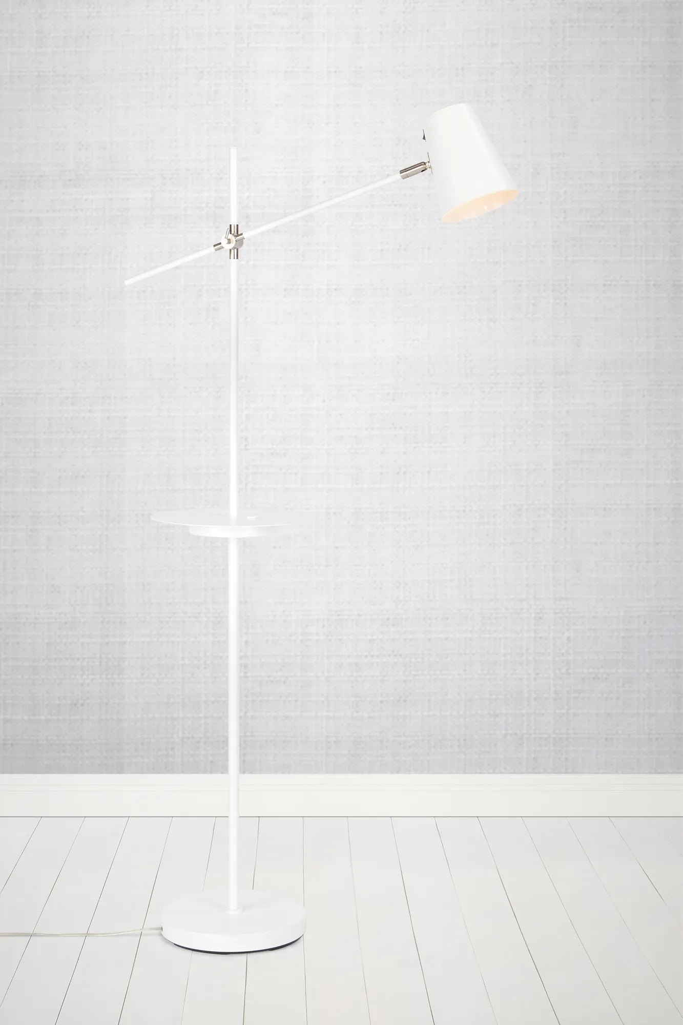 Linear vit golvlampa stilren belysning | Linear white floor lamp | Linear weiß Stehlampe minimalistische Beleuchtung