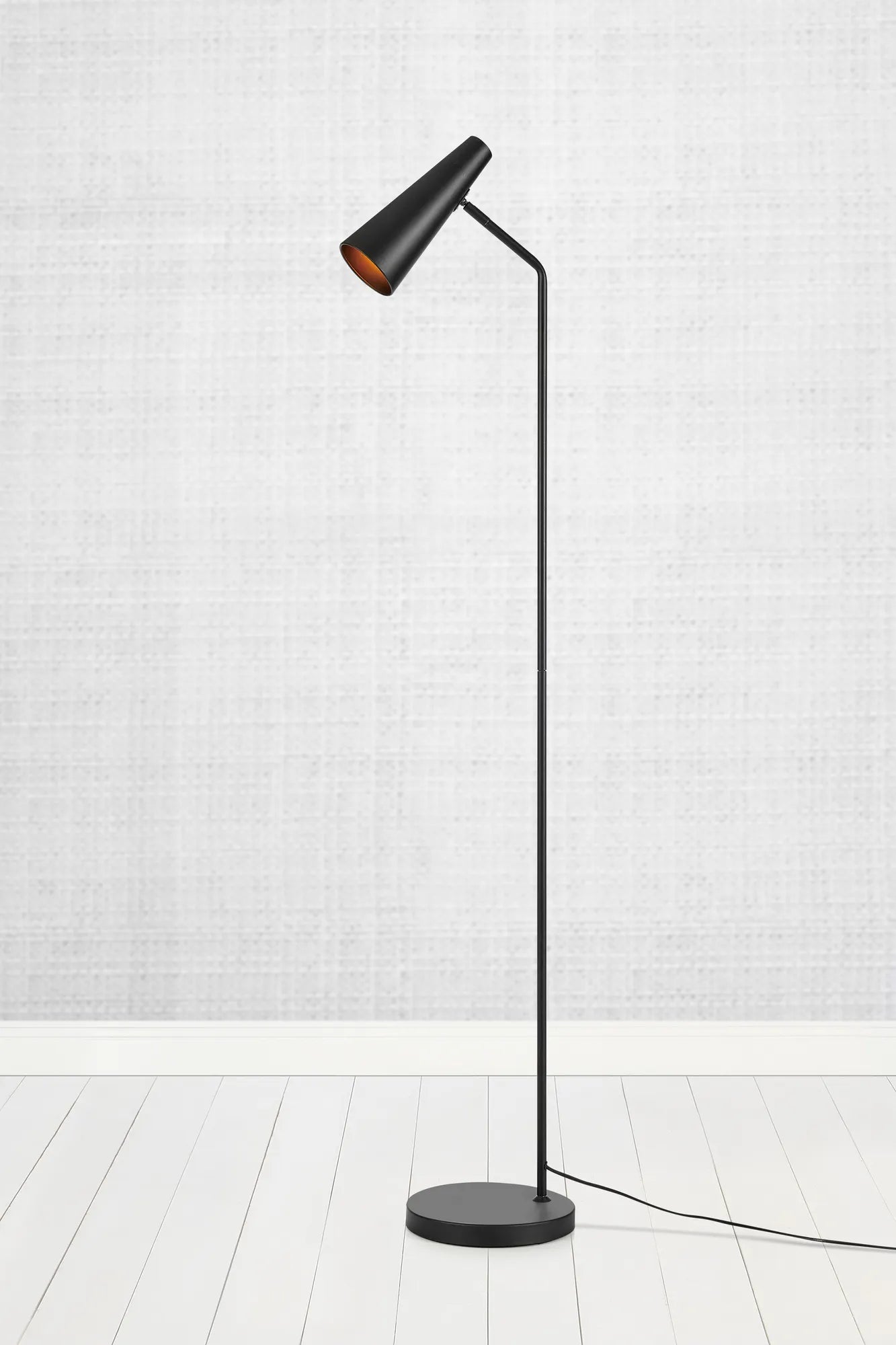 Peak svart golvlampa stilren belysning | Peak black floor lamp | Peak schwarz Stehlampe minimalistische Beleuchtung