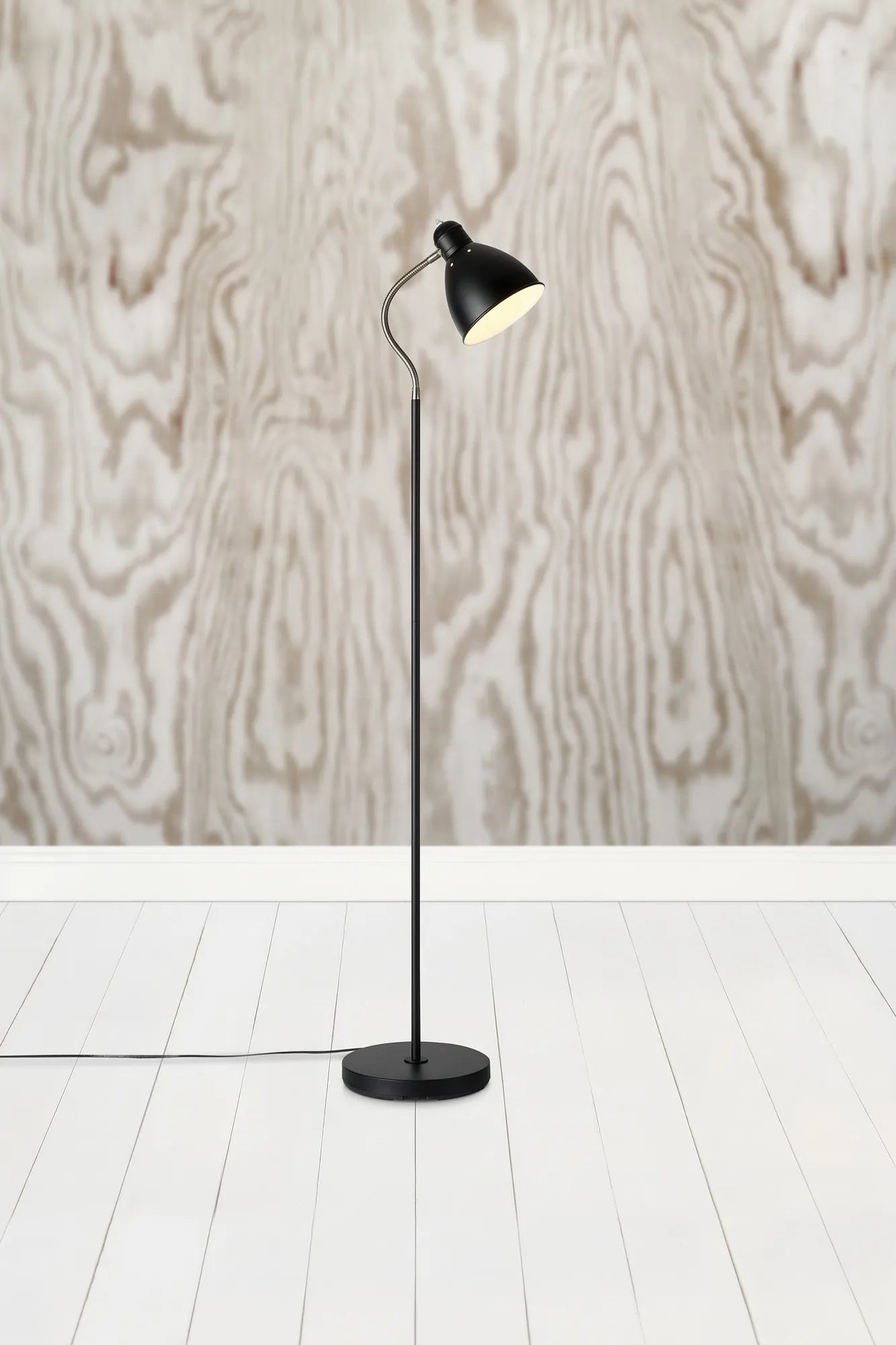 Nitta svart golvlampa stilren belysning | Nitta black floor lamp | Nitta schwarz Stehlampe minimalistische Beleuchtung