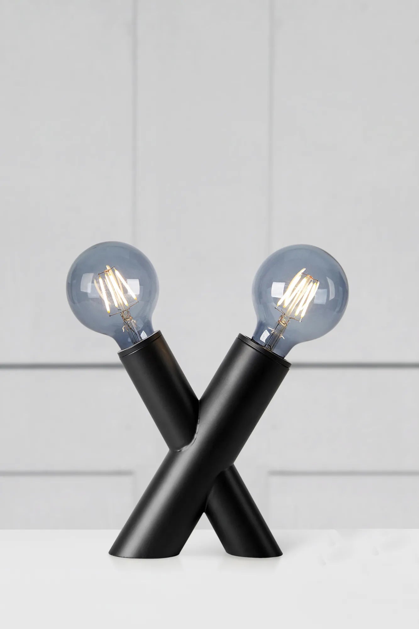 Simul svart bordslampa stilren belysning | Simul black table lamp | Simul schwarz Tischlampe minimalistische Beleuchtung