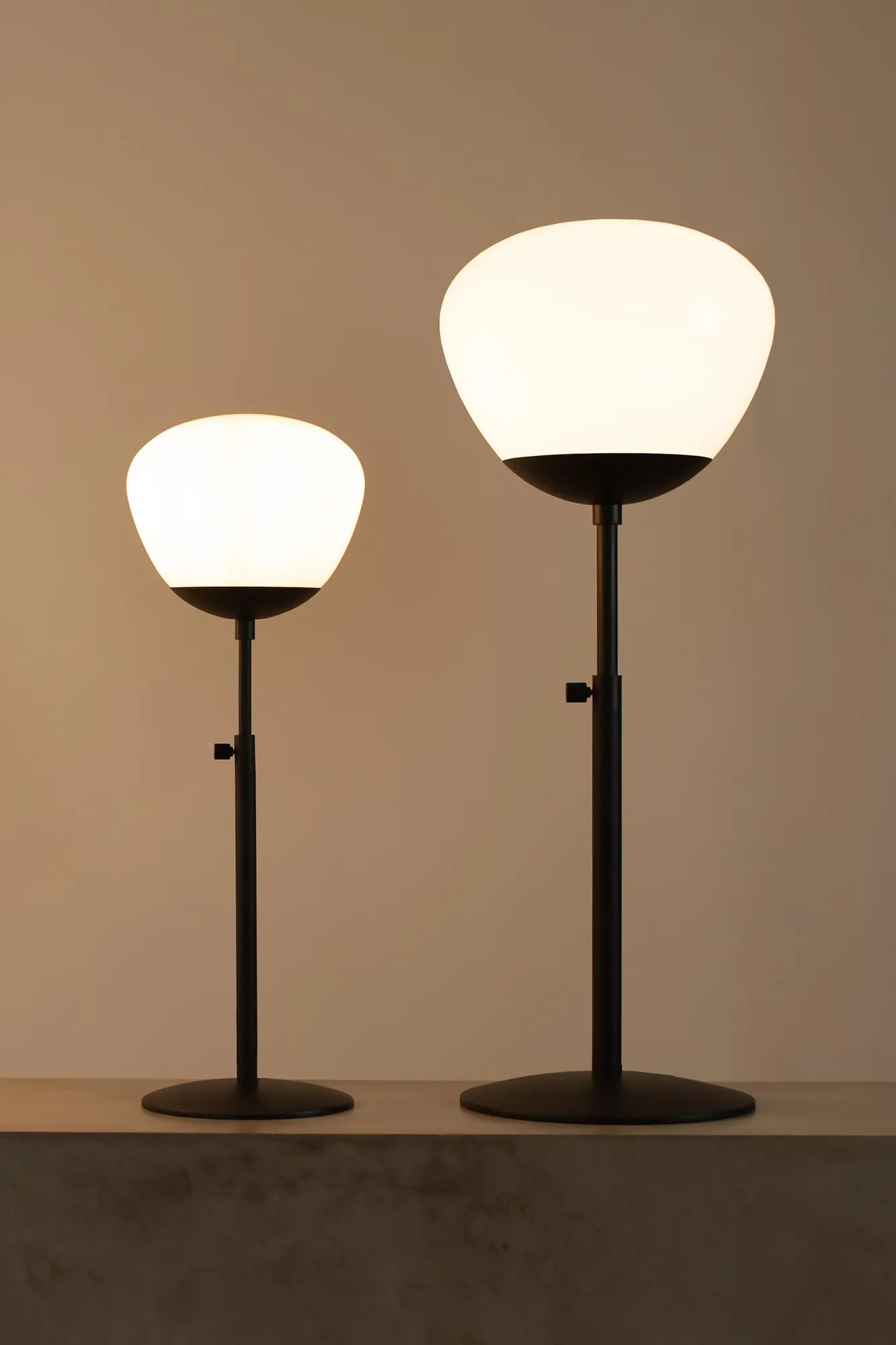 Rise svart bordslampa svensk design | Rise black table lamp Swedish design | Rise schwarz Tischlampe schwedisches Design