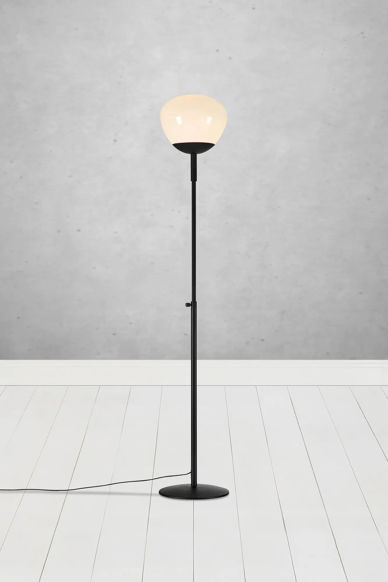 Rise svart golvlampa stilren belysning | Rise black floor lamp | Rise schwarz Stehlampe minimalistische Beleuchtung