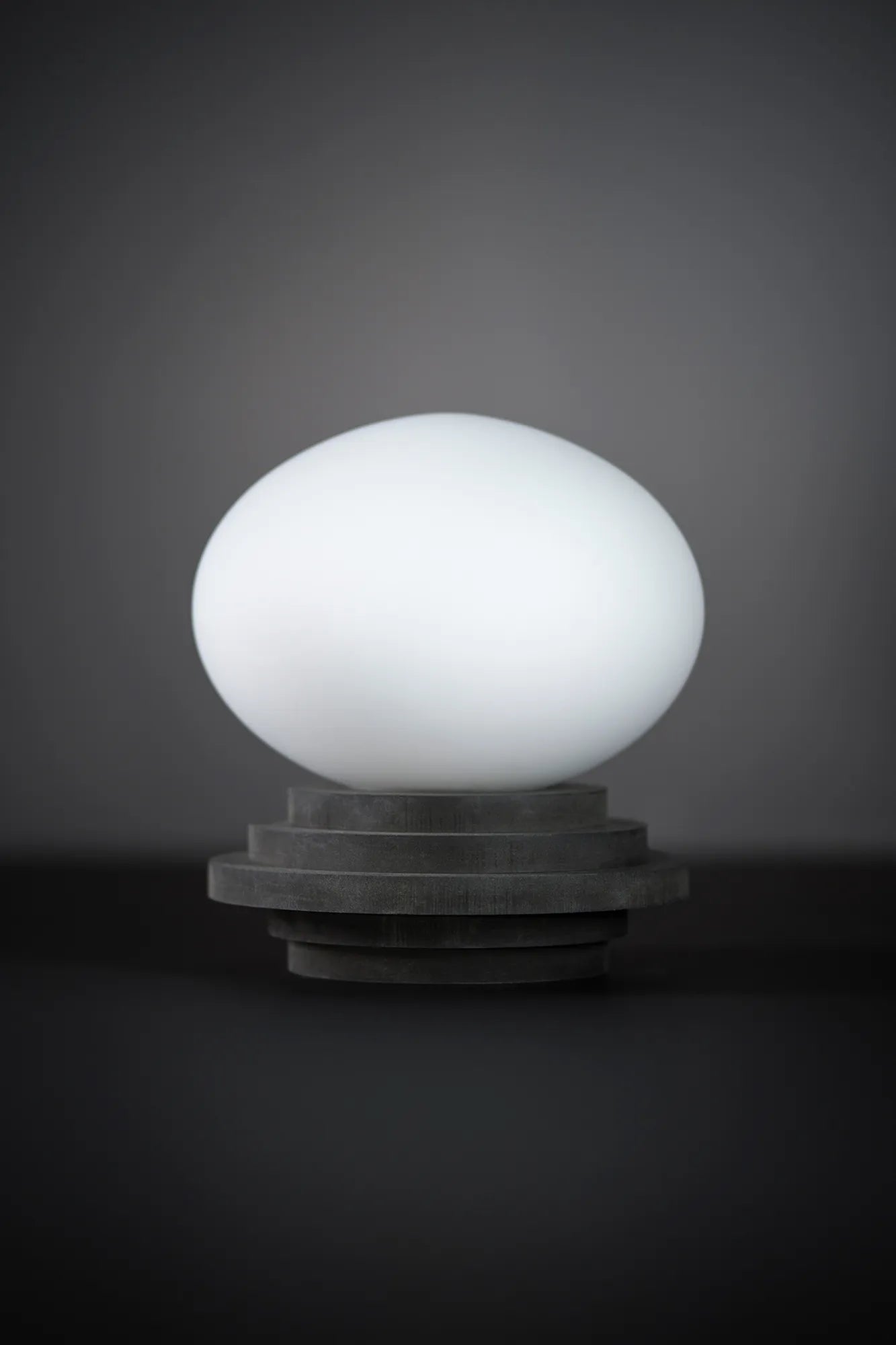 Amfi grå bordslampa skandinavisk design stilren belysning | Amfi grey table lamp Scandinavian minimalist lighting | Amfi grau