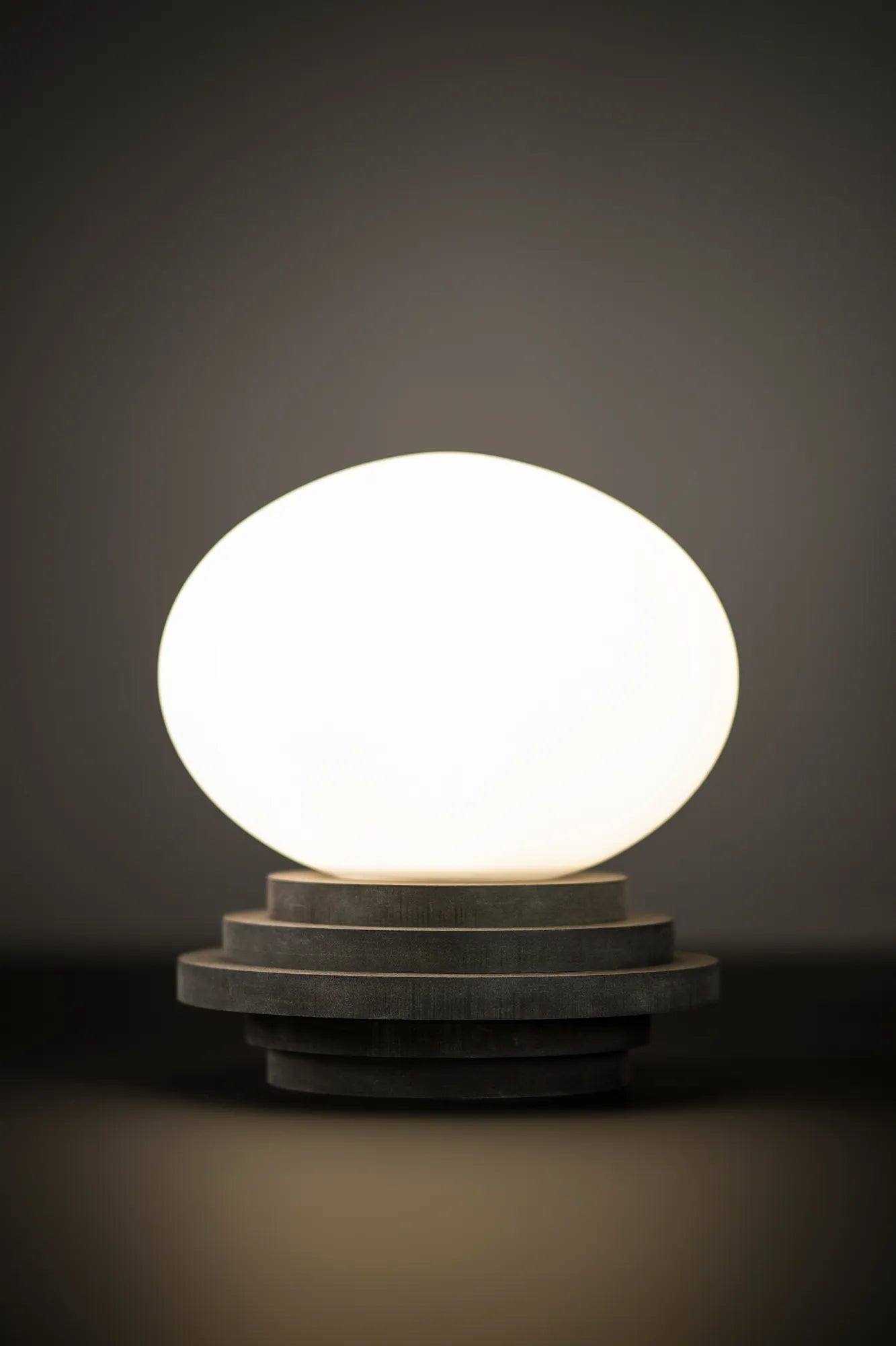 Amfi grå bordslampa stilren belysning | Amfi grey table lamp minimalist | Amfi grau Tischlampe minimalistische Beleuchtung