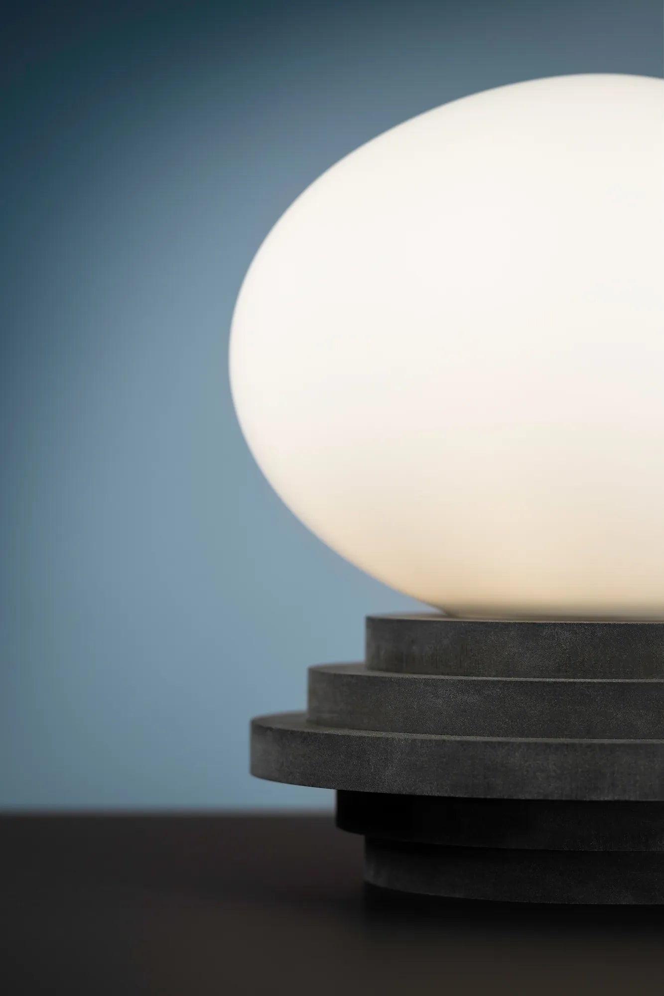 Amfi grå bordslampa skandinavisk design svensk design | Amfi grey table lamp Scandinavian Swedish design | Amfi grau