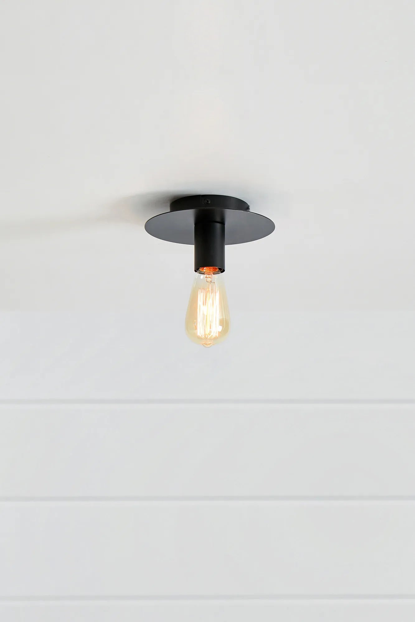 Piatto svart taklampa stilren belysning | Piatto black pendant | Piatto schwarz Pendelleuchte minimalistische Beleuchtung