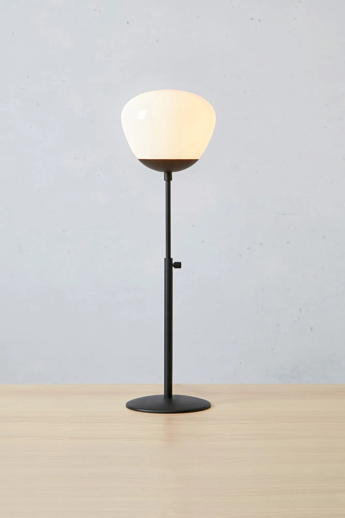 Rise svart bordslampa stilren belysning svensk design | Rise black table lamp Swedish design | Rise schwarz Tischlampe