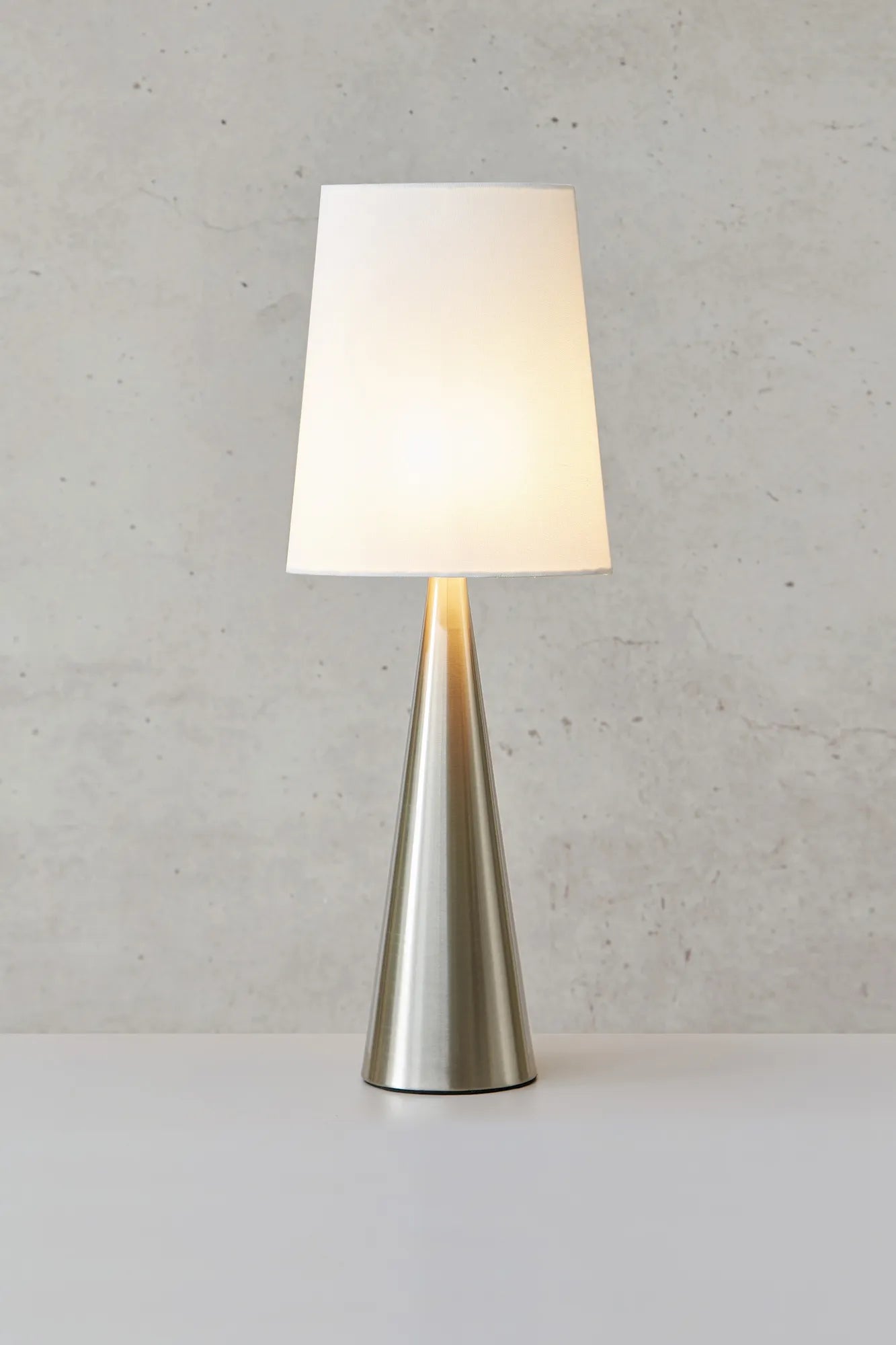 Conus nickel bordslampa stilren belysning skandinavisk design | Conus nickel table lamp Scandinavian design | Conus Nickel