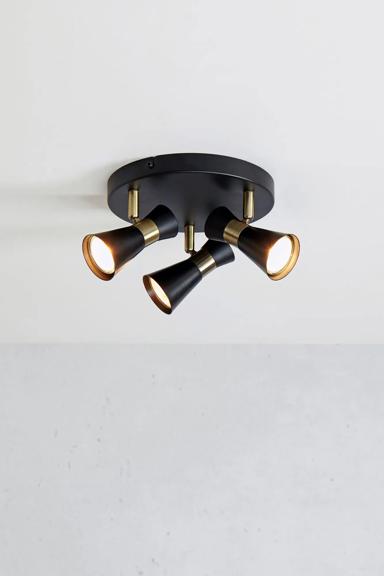 Folie svart taklampa stilren belysning | Folie black pendant lamp | Folie schwarz Pendelleuchte minimalistische Beleuchtung