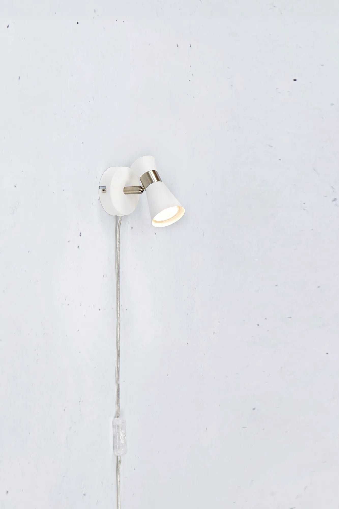 Folie vit vägglampa stilren belysning | Folie white wall lamp minimalist | Folie weiß Wandleuchte minimalistische Beleuchtung