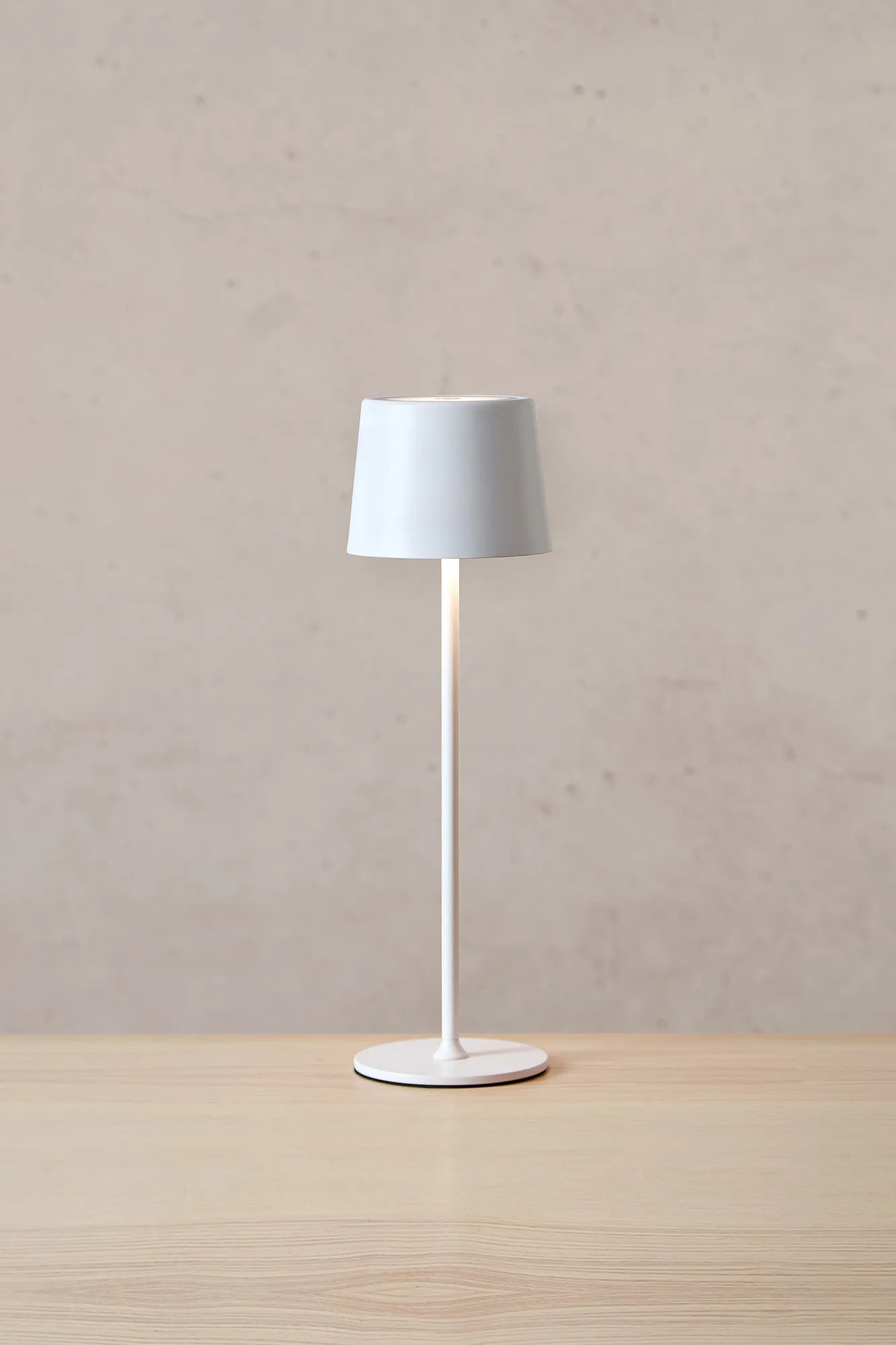 Fiore vit lampa stilren belysning skandinavisk design | Fiore white lamp minimalist lighting Scandinavian design | Fiore weiß