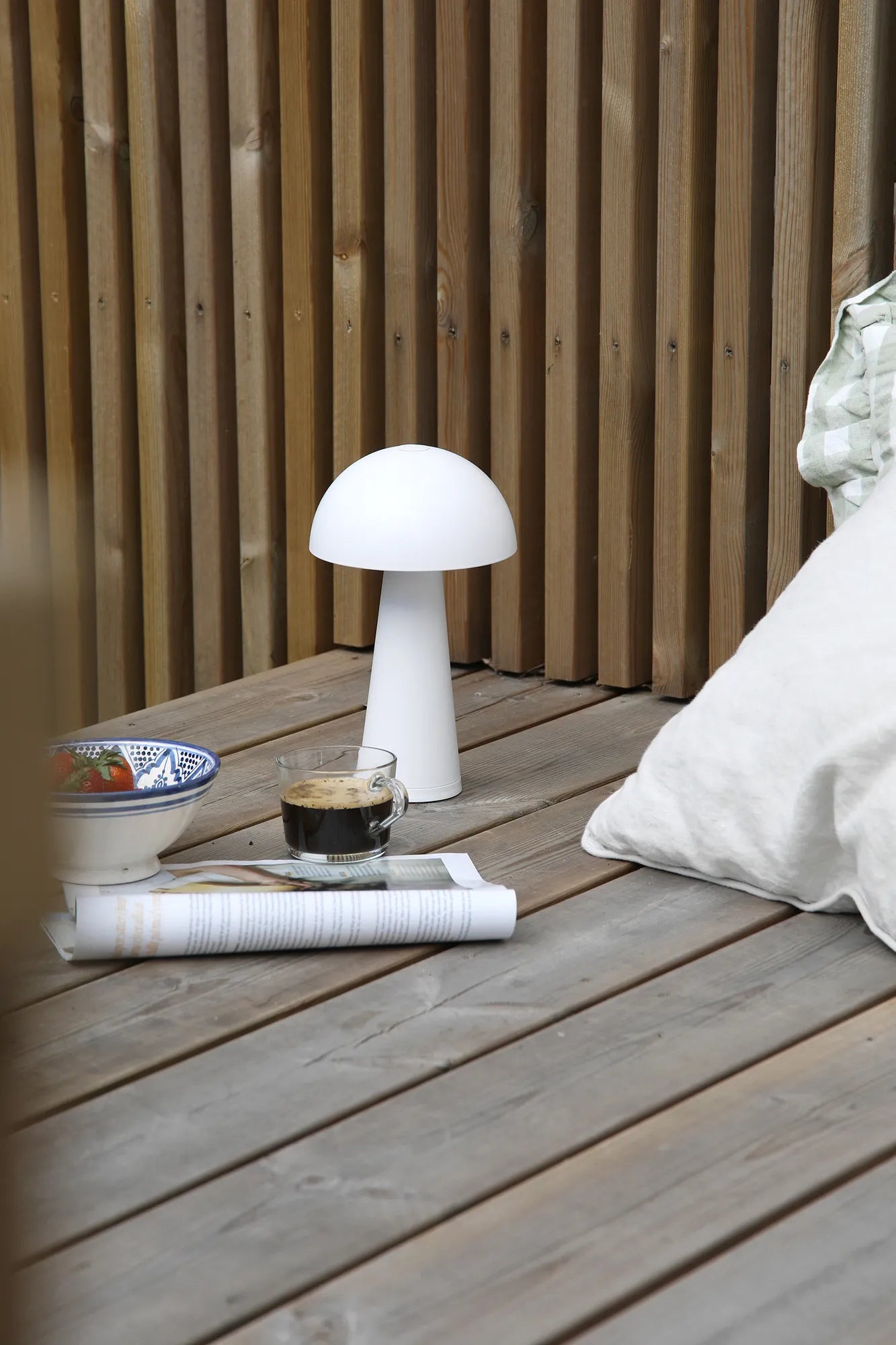 Fungi vit lampa stilren belysning | Fungi white lamp minimalist lighting | Fungi weiß Lampe minimalistische Beleuchtung