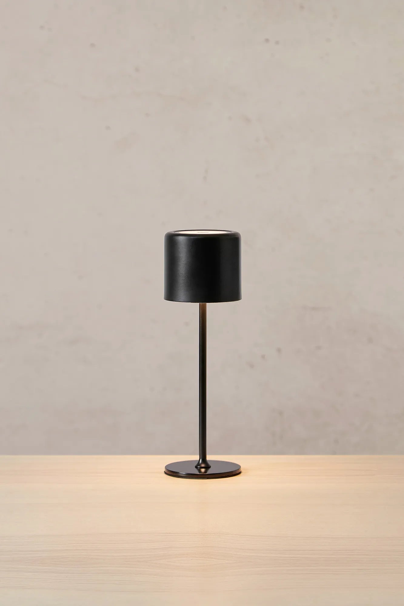 Filo svart lampa stilren belysning | Filo black lamp minimalist lighting | Filo schwarz Lampe minimalistische Beleuchtung