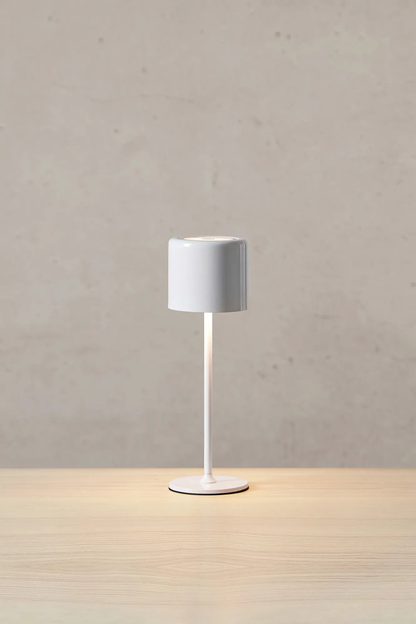 Filo vit lampa stilren belysning | Filo white lamp minimalist lighting | Filo weiß Lampe minimalistische Beleuchtung