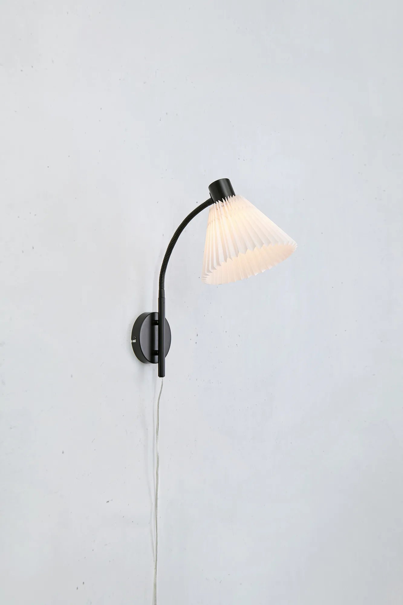 Mira vit vägglampa stilren belysning skandinavisk design | Mira white wall lamp minimalist Scandinavian design | Mira weiß