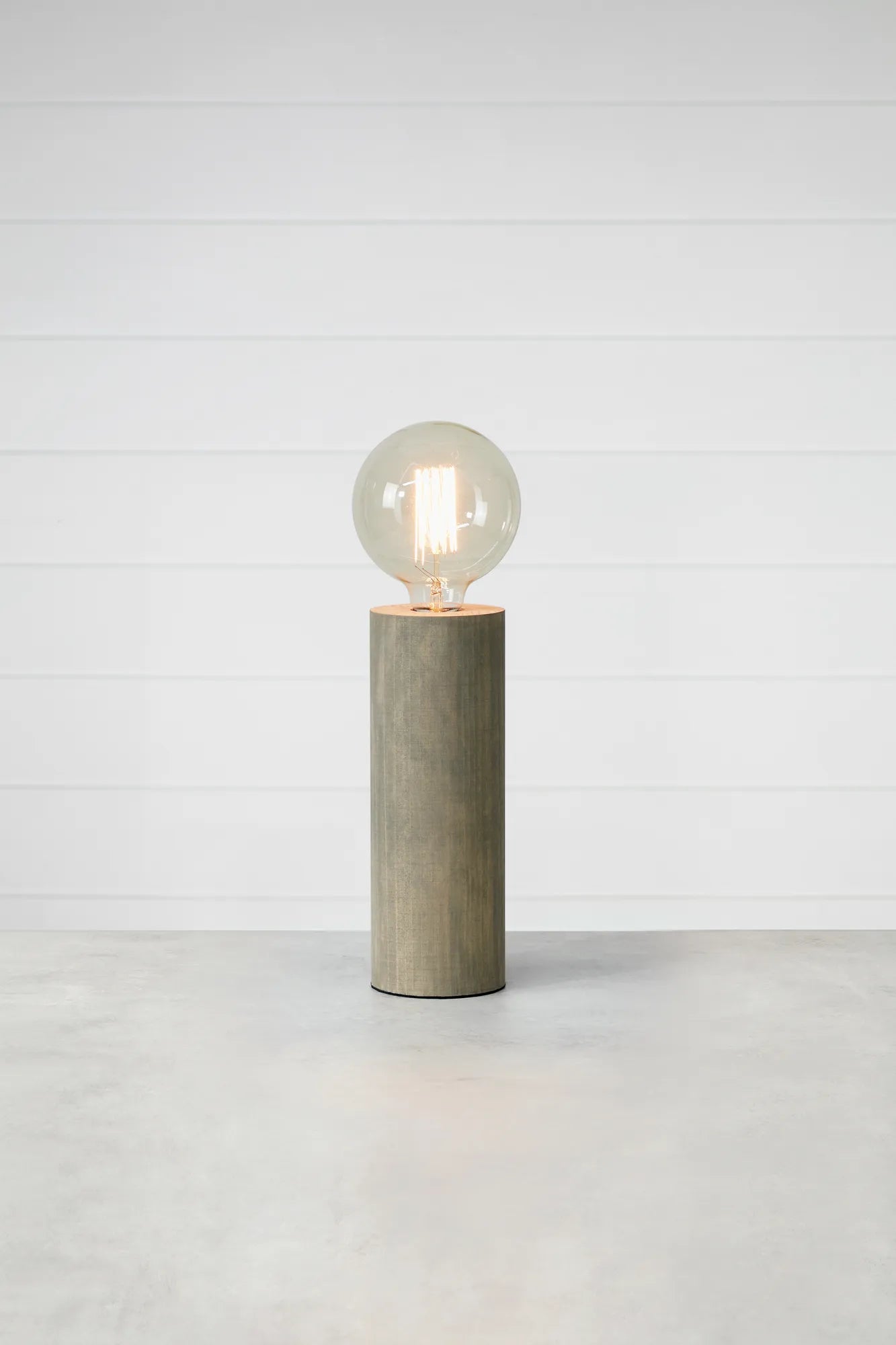 Legna grå bordslampa 28 cm stilren belysning | Legna grey table lamp | Legna grau Tischlampe minimalistische Beleuchtung