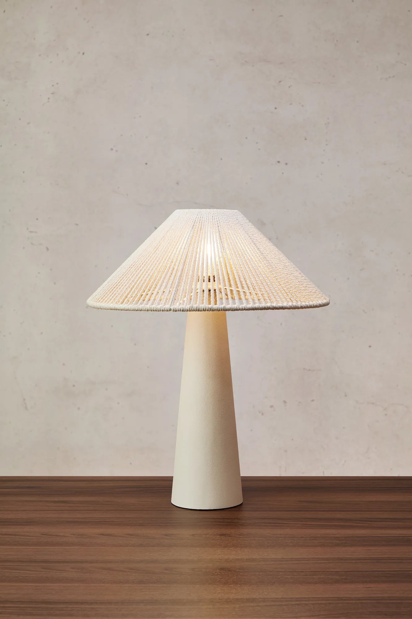 Favoro beige bordslampa stilren belysning | Favoro beige table lamp | Favoro beige Tischlampe minimalistische Beleuchtung