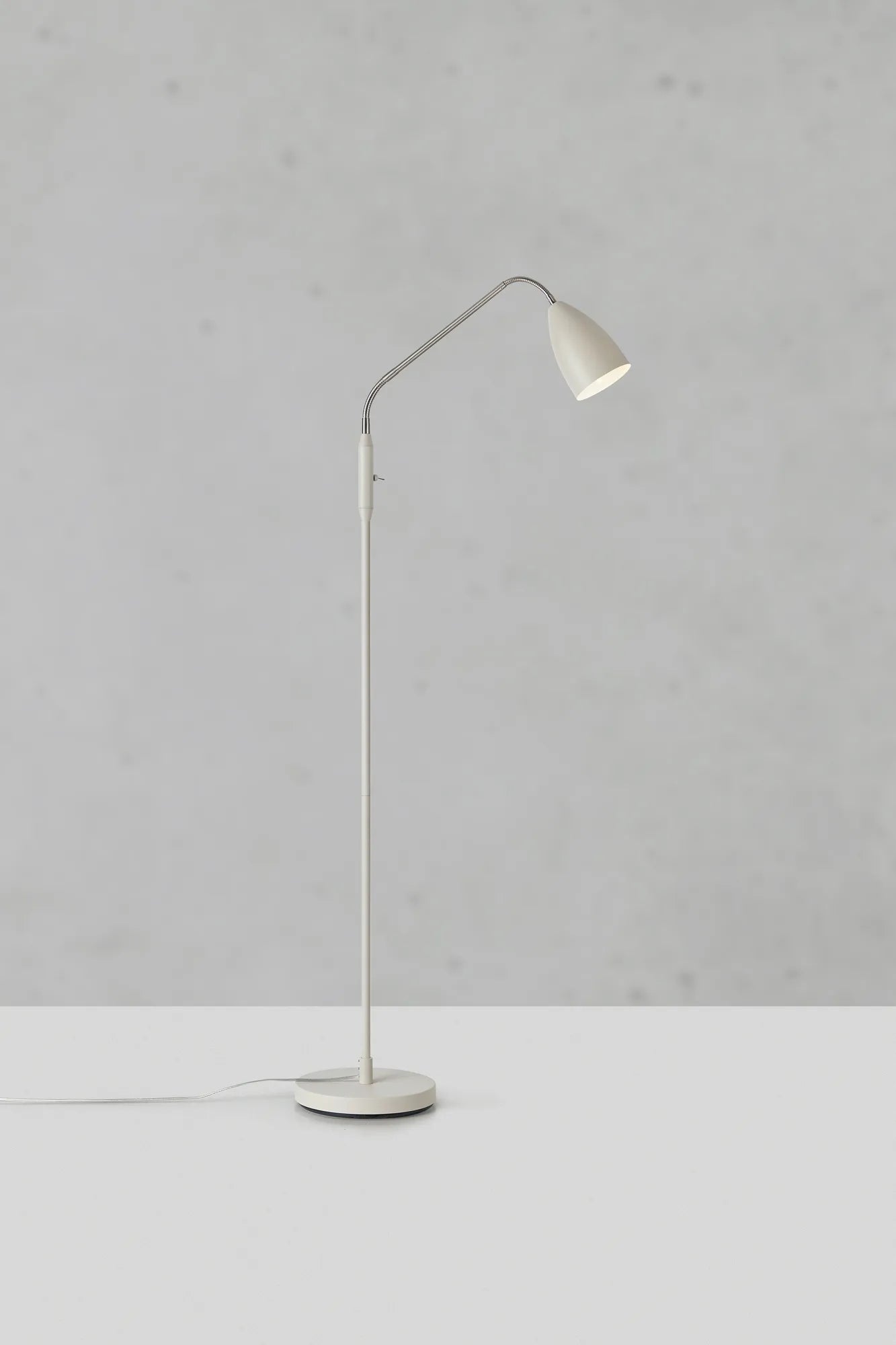 Patro beige golvlampa stilren belysning skandinavisk design | Patro beige floor lamp Scandinavian design | Patro beige