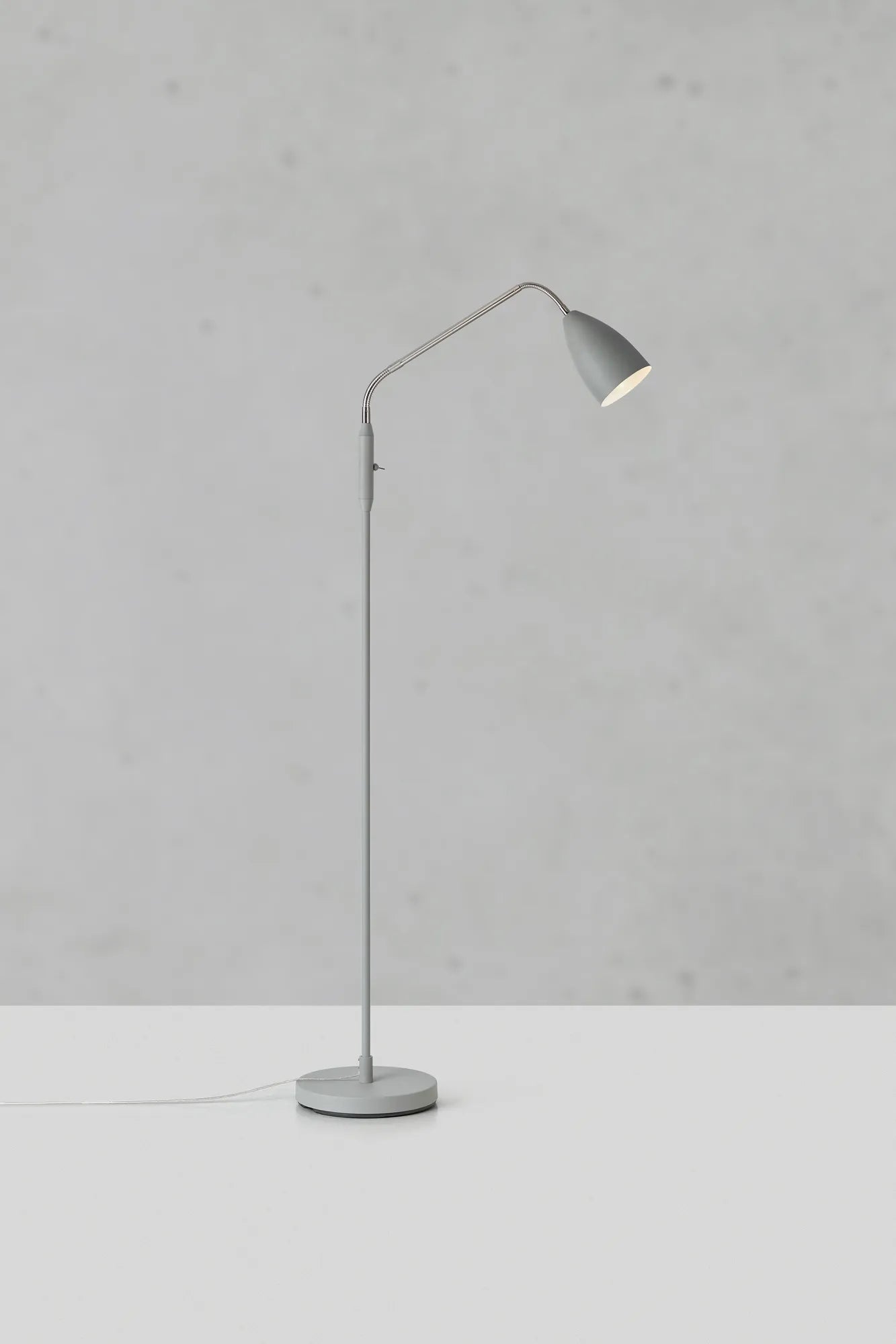 Patro grå golvlampa stilren belysning skandinavisk design | Patro grey floor lamp minimalist Scandinavian design | Patro grau