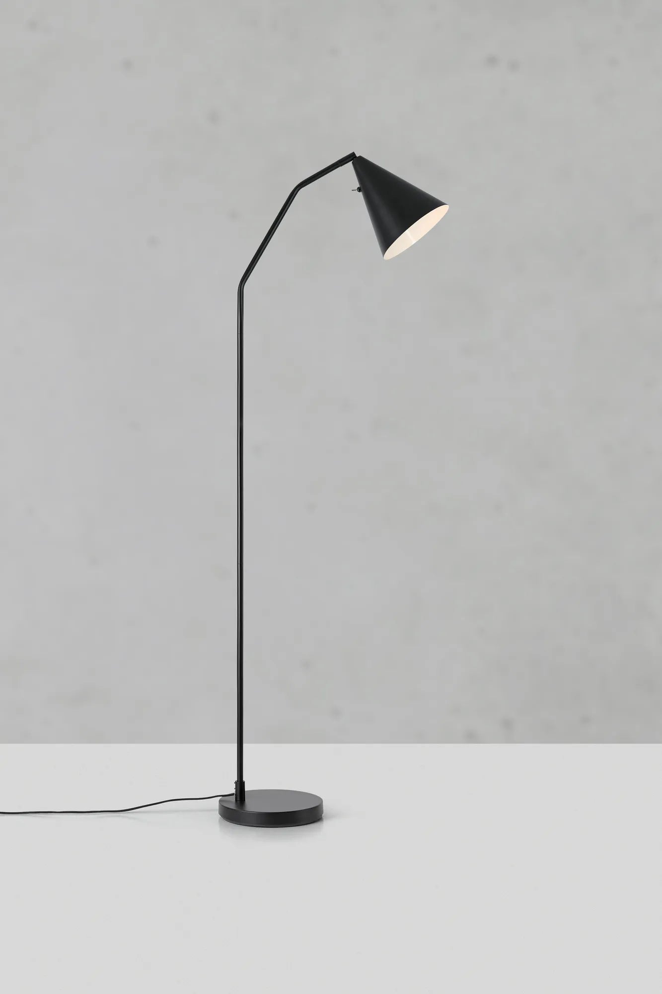 Funil svart golvlampa stilren belysning skandinavisk design | Funil black floor lamp Scandinavian design | Funil schwarz