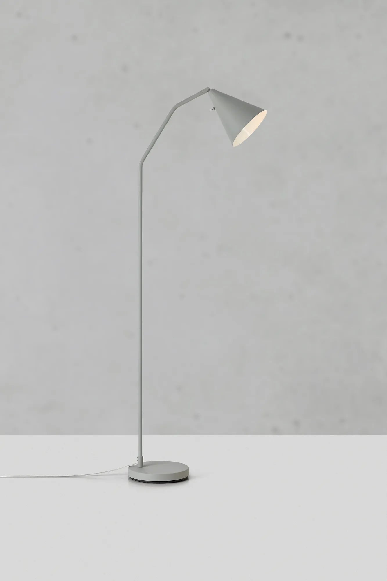 Funil grå golvlampa stilren belysning skandinavisk design | Funil grey floor lamp minimalist Scandinavian design | Funil grau