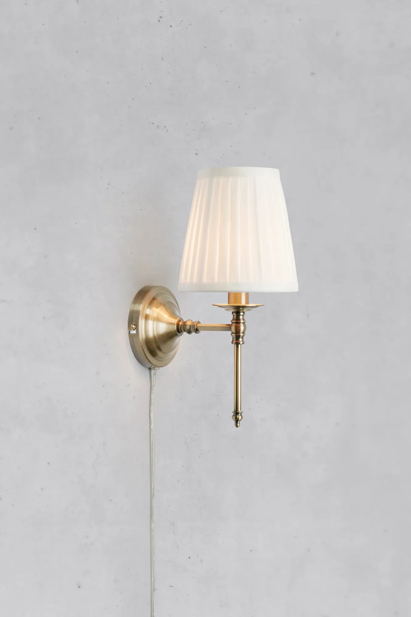 Manor vit vägglampa stilren belysning | Manor white wall lamp minimalist | Manor weiß Wandleuchte minimalistische Beleuchtung