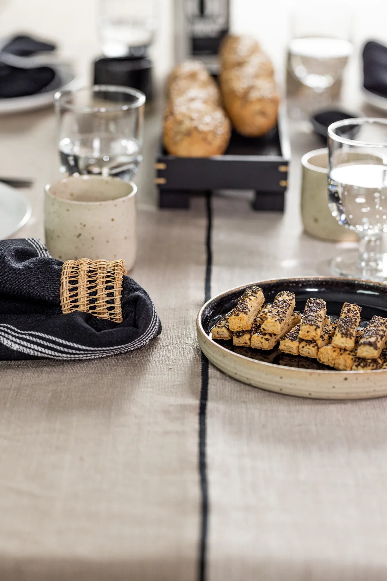 Stenhild svart servett stilren belysning skandinavisk design | Stenhild black napkin Scandinavian design | Stenhild schwarz