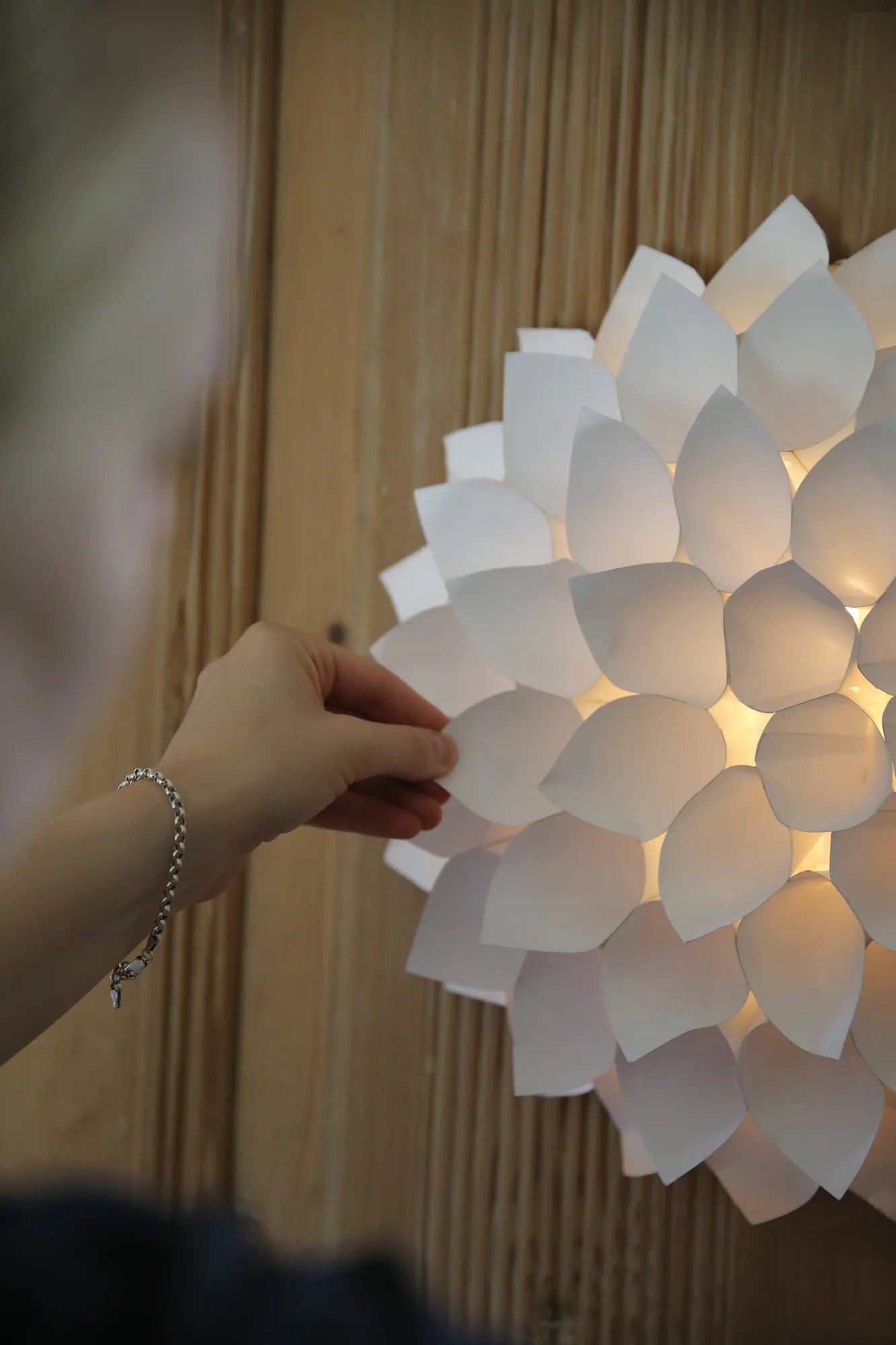 Dahlia vit bordslampa svensk design | Dahlia white table lamp Swedish design | Dahlia weiß Tischlampe schwedisches Design