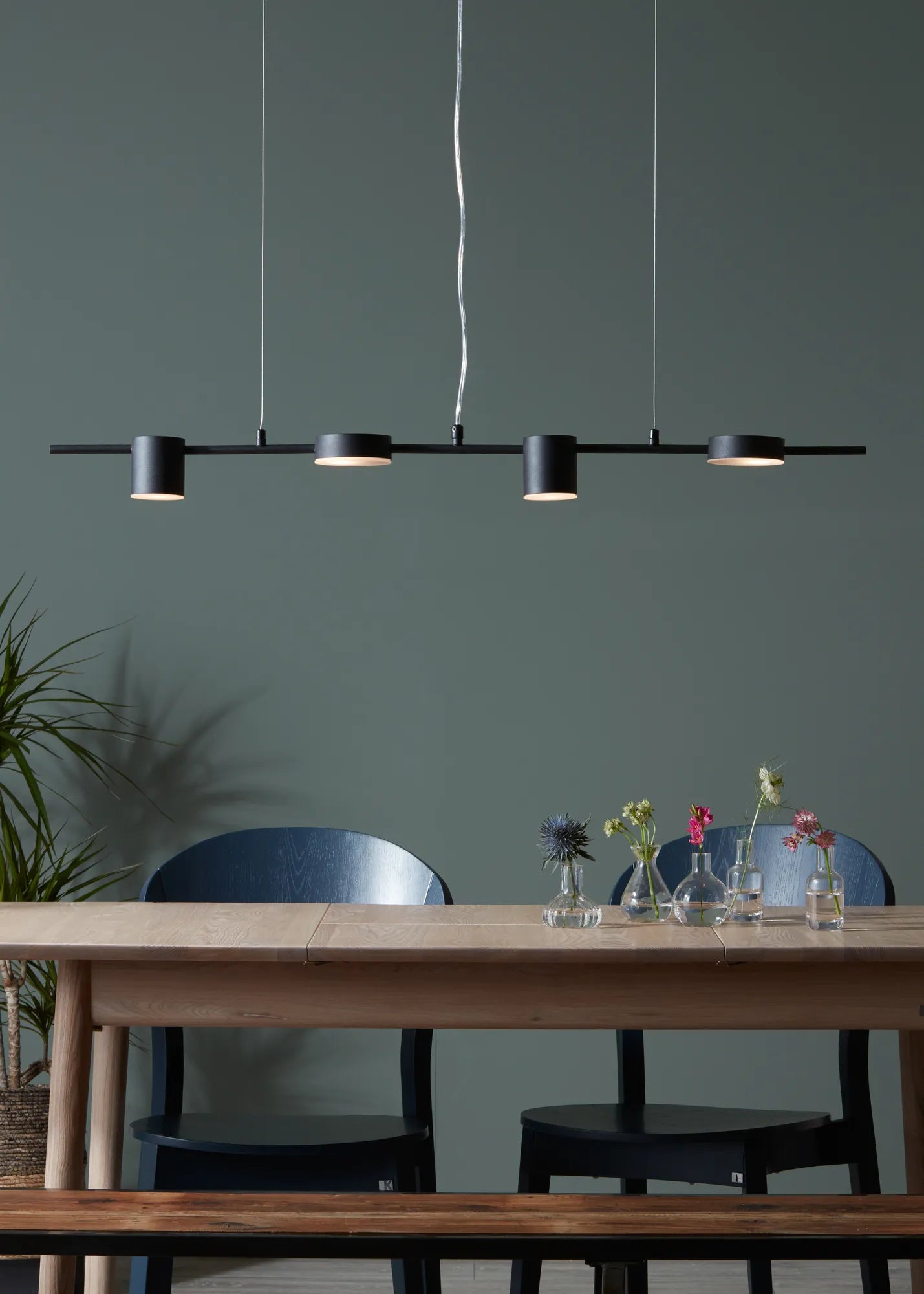 Row svart taklampa svensk design | Row black pendant lamp Swedish design | Row schwarz Pendelleuchte schwedisches Design