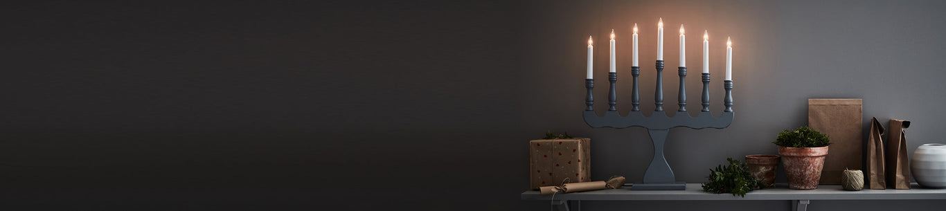 Adventsljusstake på ett bord i mörker