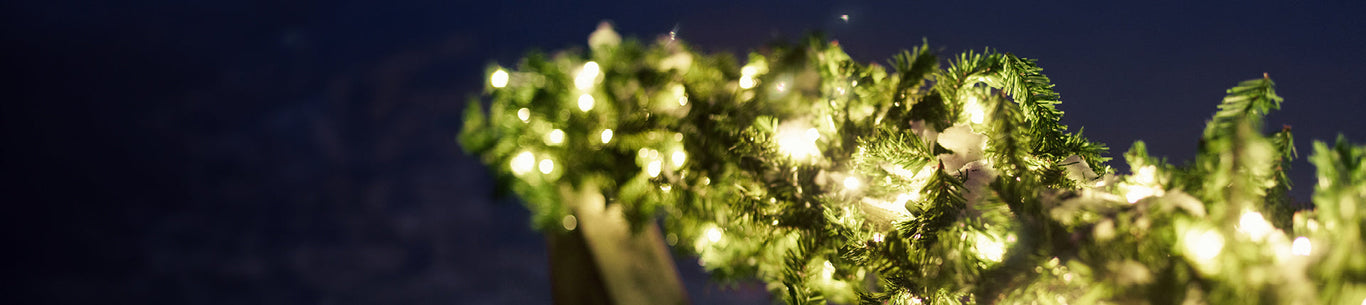 Ljusslinga med granris på altanräcke