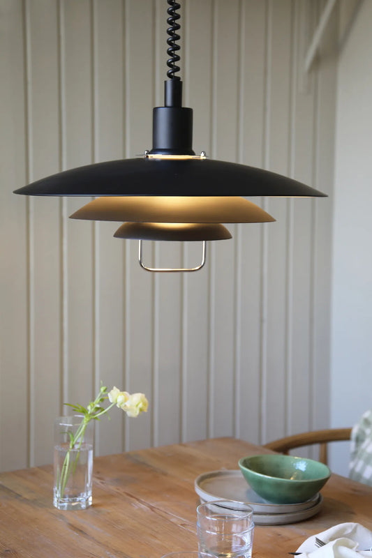Kirkenes svart taklampa skandinavisk design | Kirkenes black pendant | Kirkenes schwarz Pendelleuchte skandinavisches Design