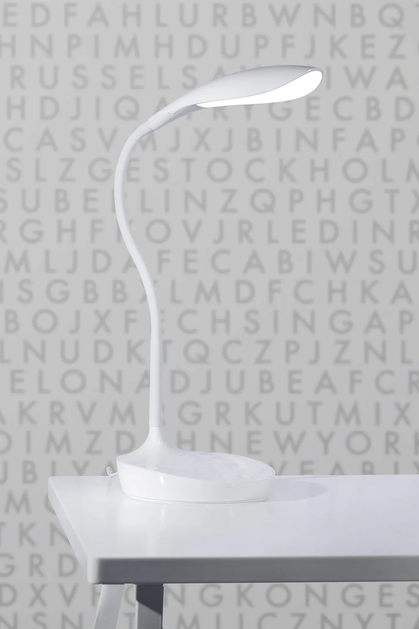 Swan vit bordslampa stilren belysning | Swan white table lamp minimalist | Swan weiß Tischlampe minimalistische Beleuchtung