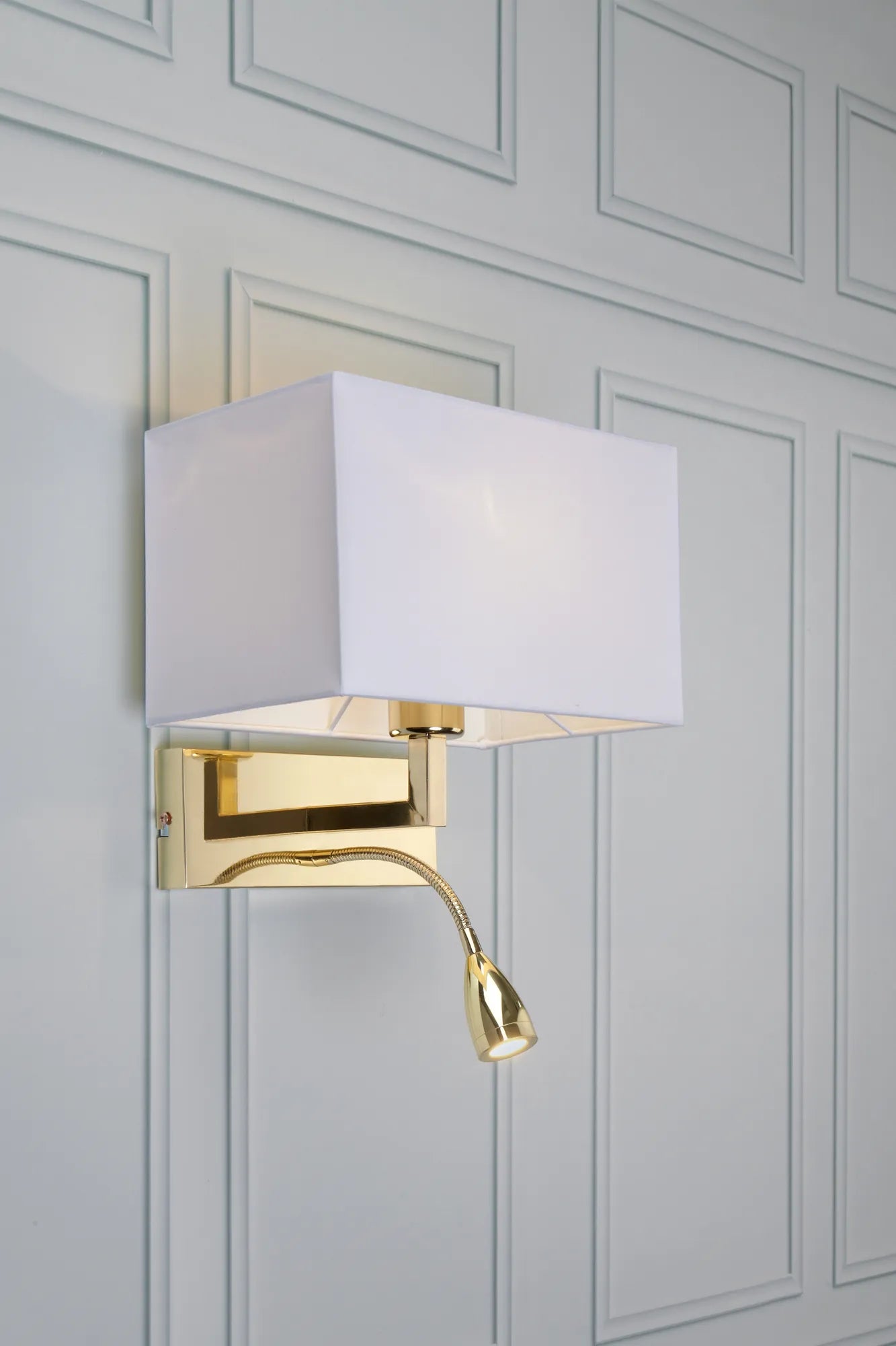 Savoy mässing vägglampa stilren belysning | Savoy brass wall lamp | Savoy Messing Wandleuchte minimalistische Beleuchtung