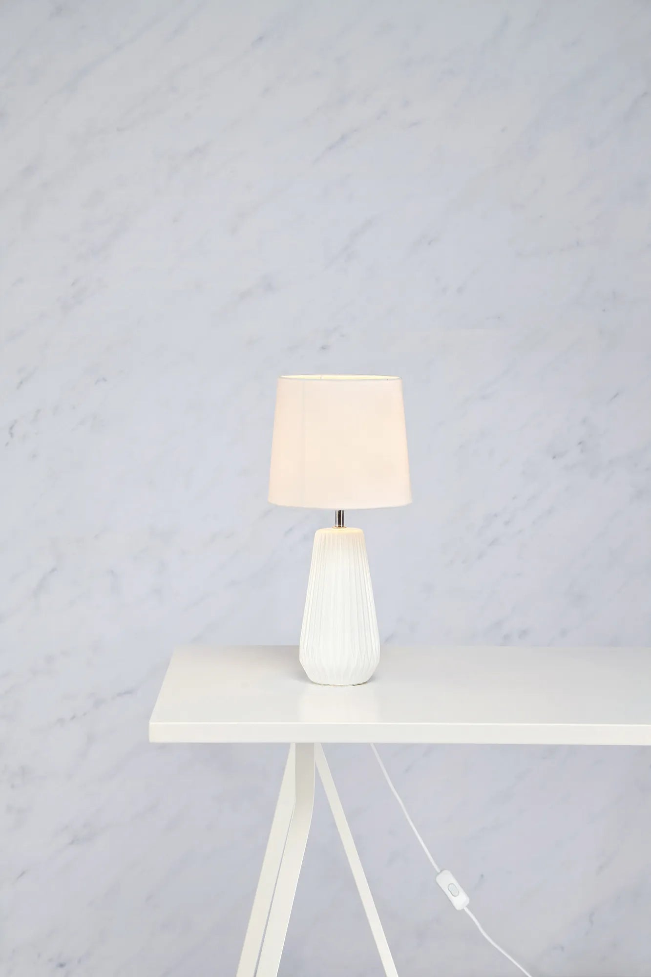 Nicci vit bordslampa stilren belysning | Nicci white table lamp | Nicci weiß Tischlampe minimalistische Beleuchtung