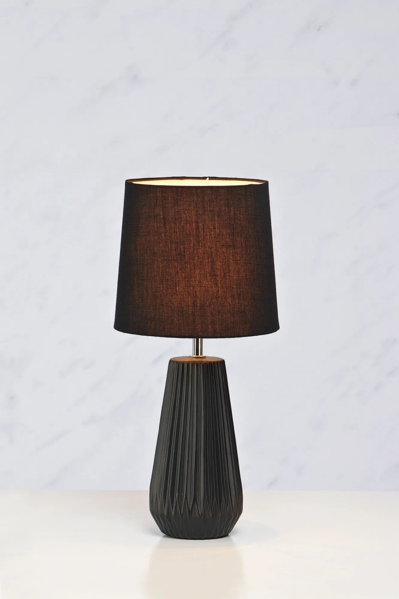 Nicci svart bordslampa stilren belysning | Nicci black table lamp | Nicci schwarz Tischlampe minimalistische Beleuchtung