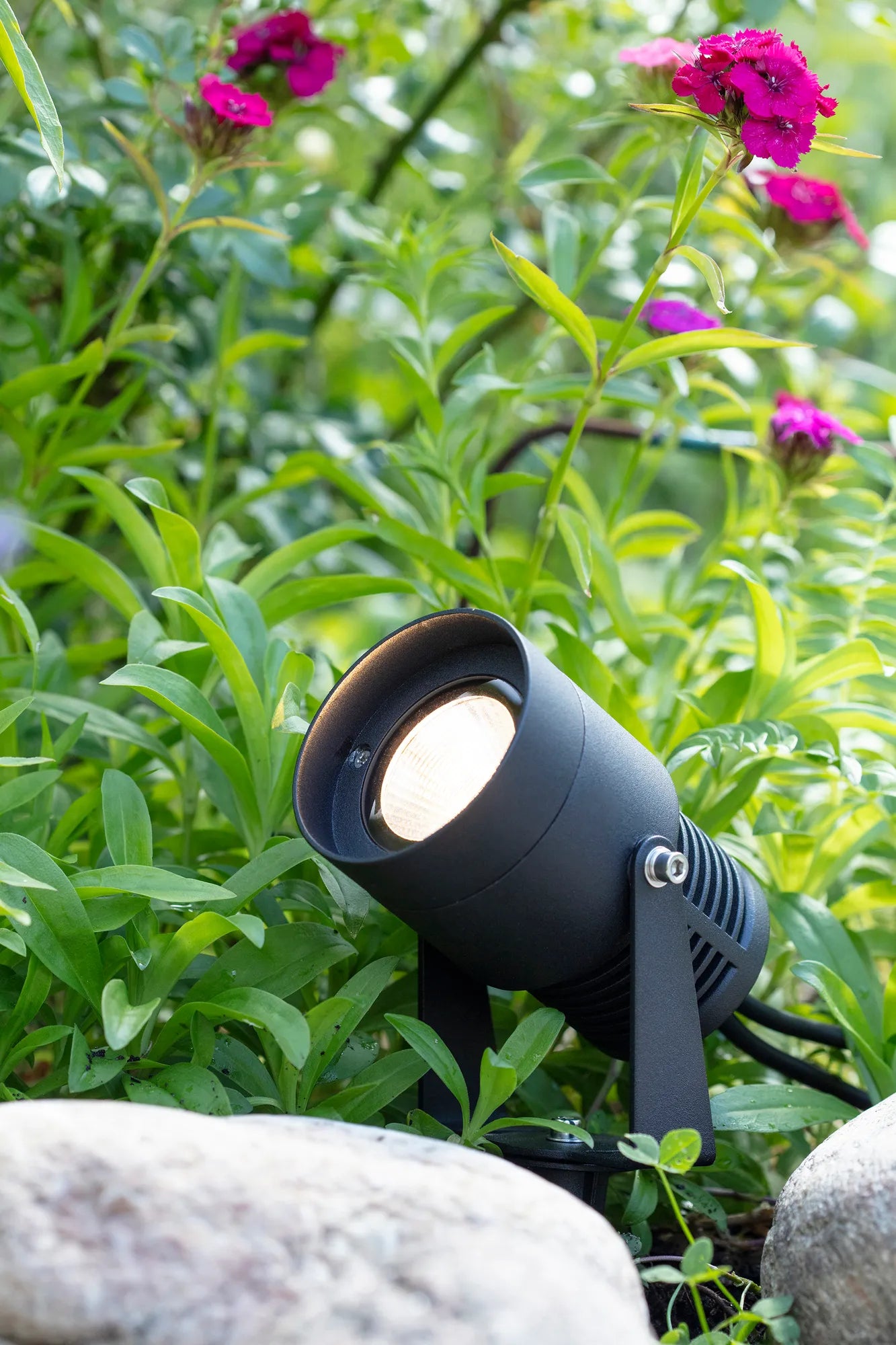 Garden 24 svart spotlight utomhusbelysning skandinavisk design | Garden | Garden 24 schwarz Spotlight skandinavisches Design