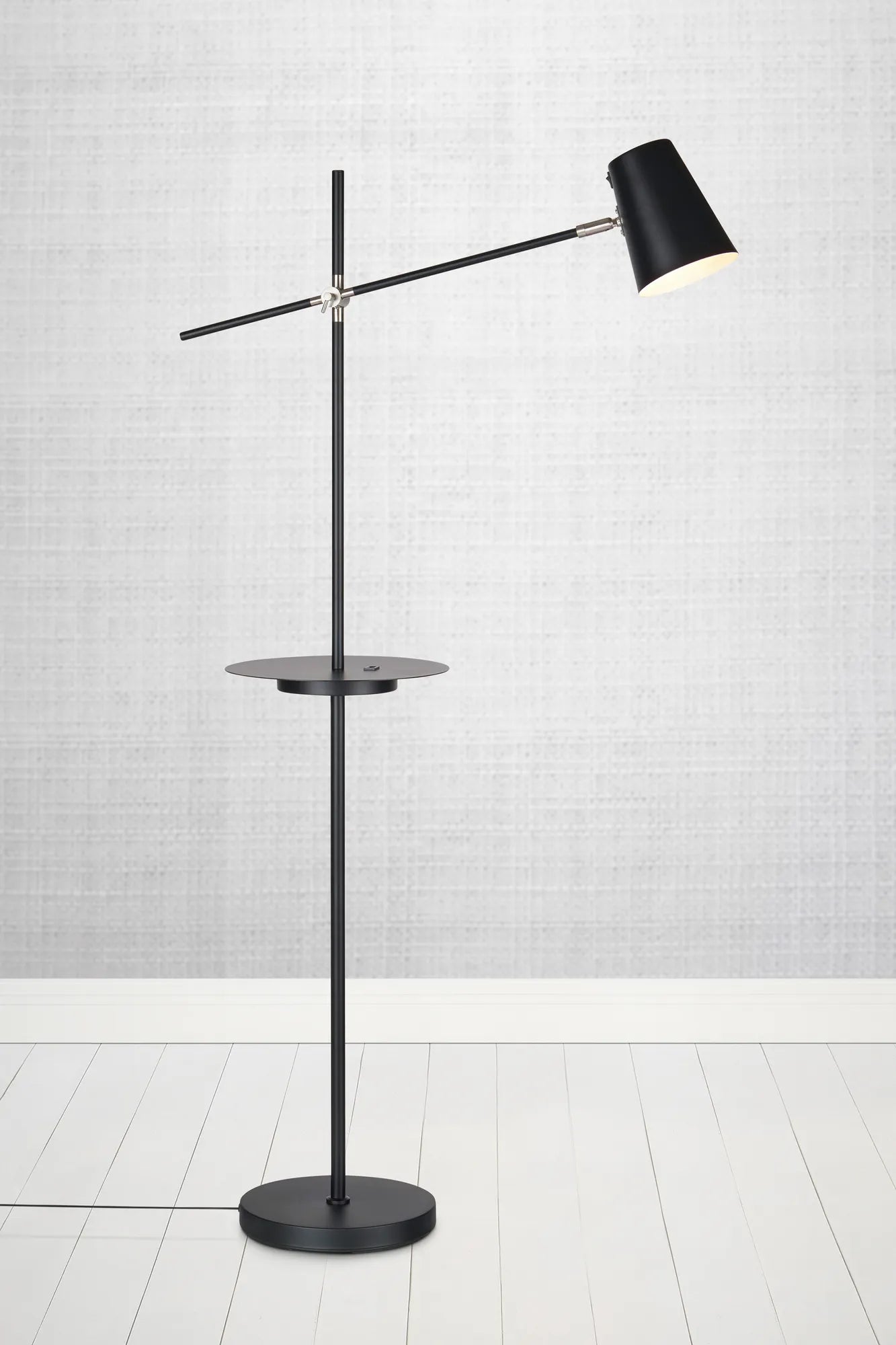 Linear svart golvlampa stilren belysning | Linear black floor lamp | Linear schwarz Stehlampe minimalistische Beleuchtung
