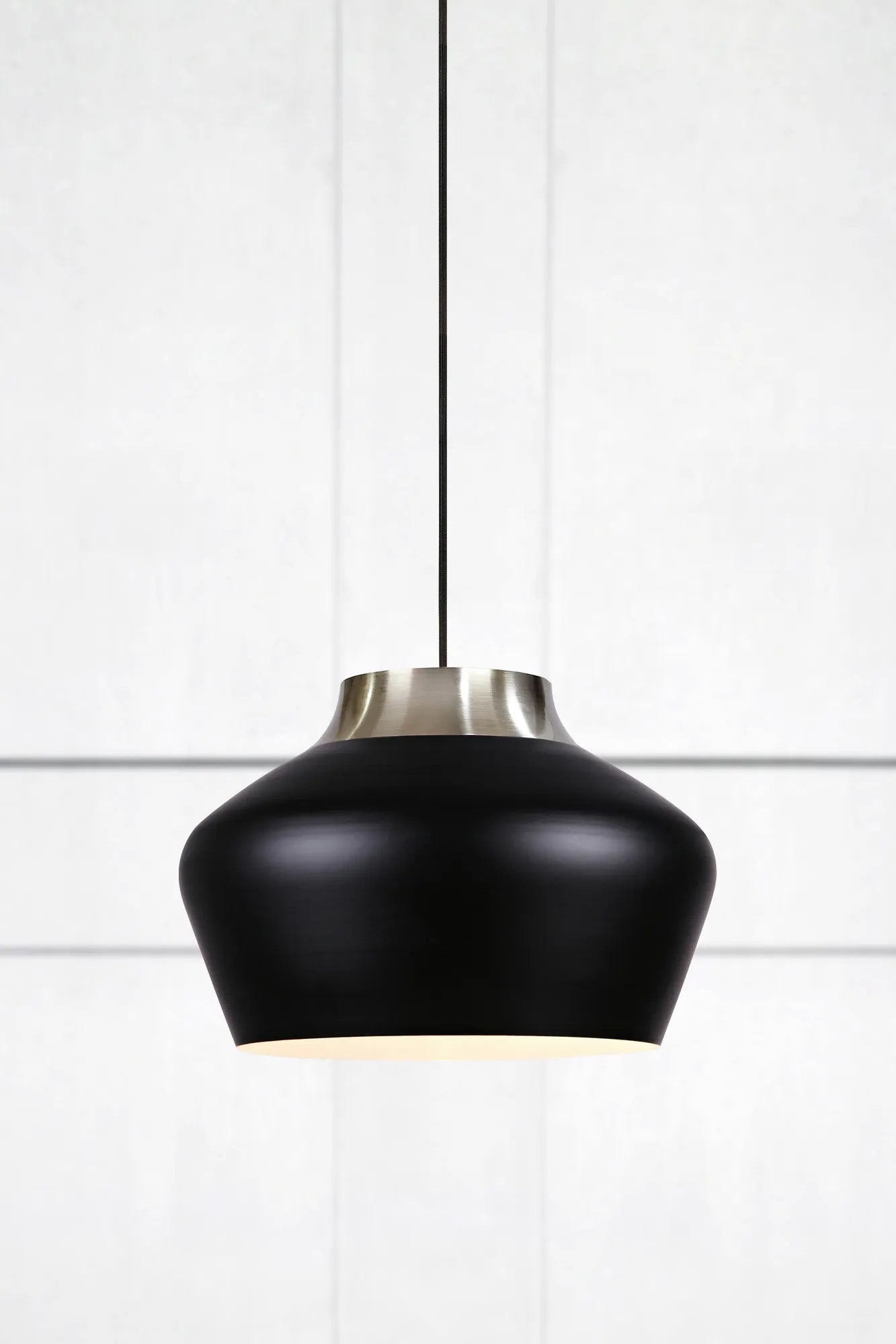 Kom svart taklampa stilren belysning | Kom black pendant lamp | Kom schwarz Pendelleuchte minimalistische Beleuchtung