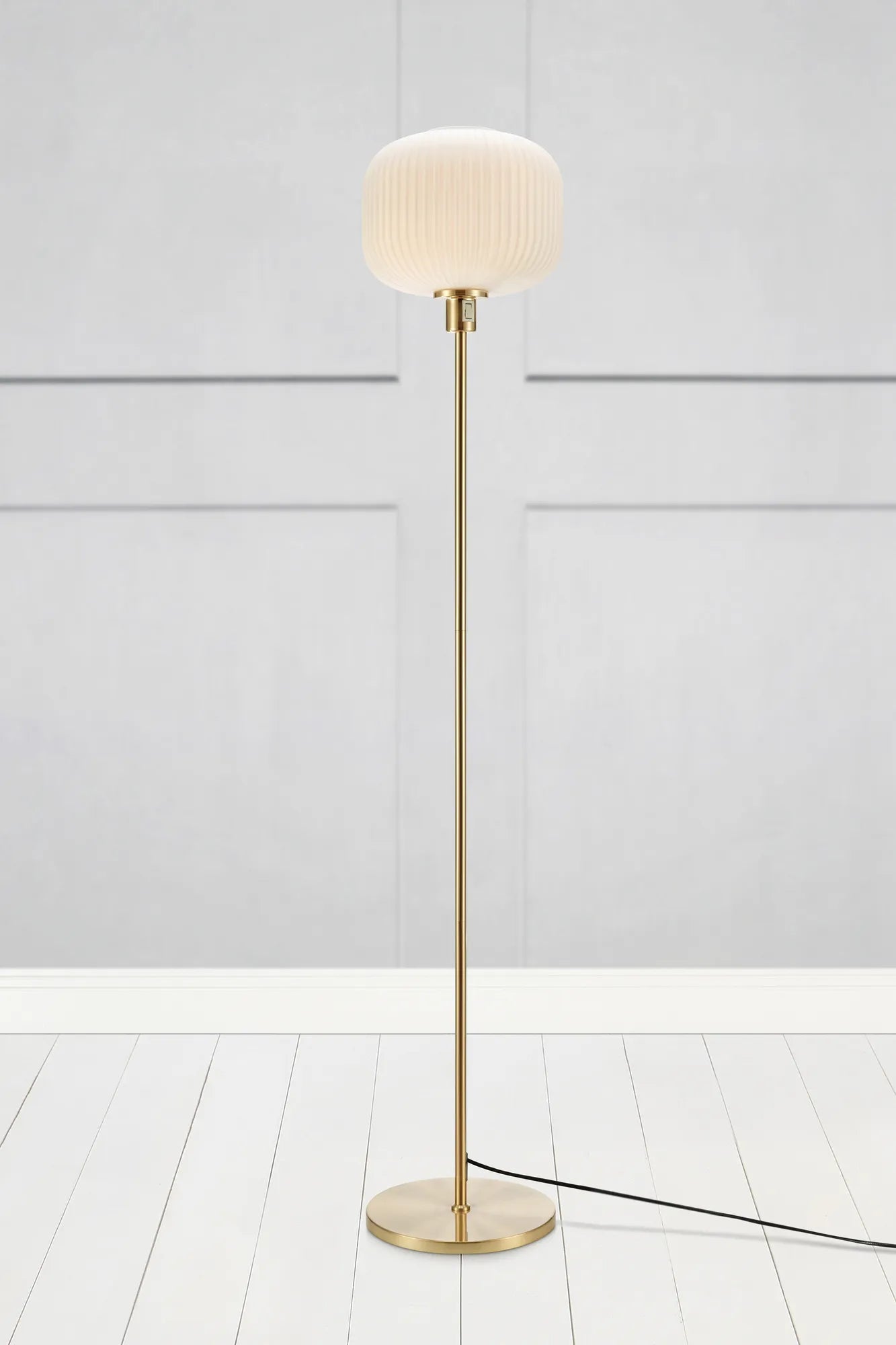 Sober mässing golvlampa stilren belysning | Sober brass floor lamp | Sober Messing Stehlampe minimalistische Beleuchtung