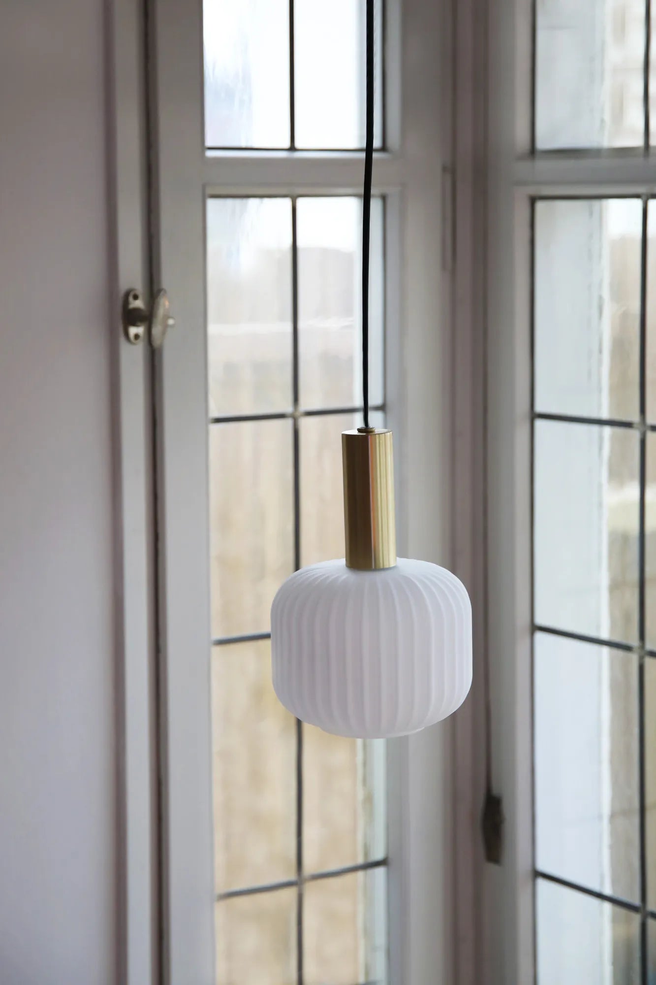 Sober mässing fönsterlampa stilren belysning | Sober brass window | Sober Messing Fensterleuchte minimalistische Beleuchtung