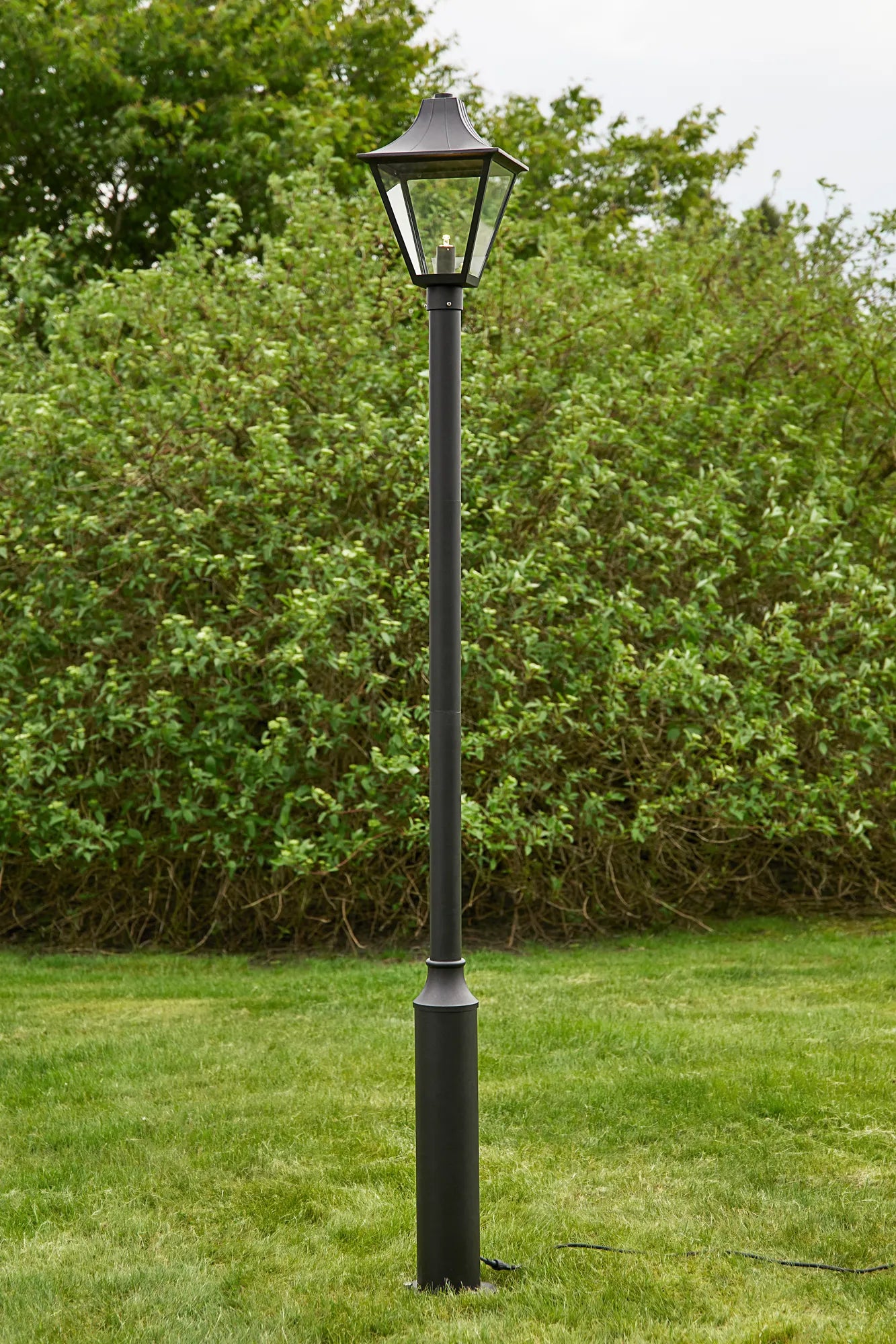 Garden 24 svart pollare utomhusbelysning svensk design | Garden 24 | Garden 24 schwarz Pollerleuchte schwedisches Design