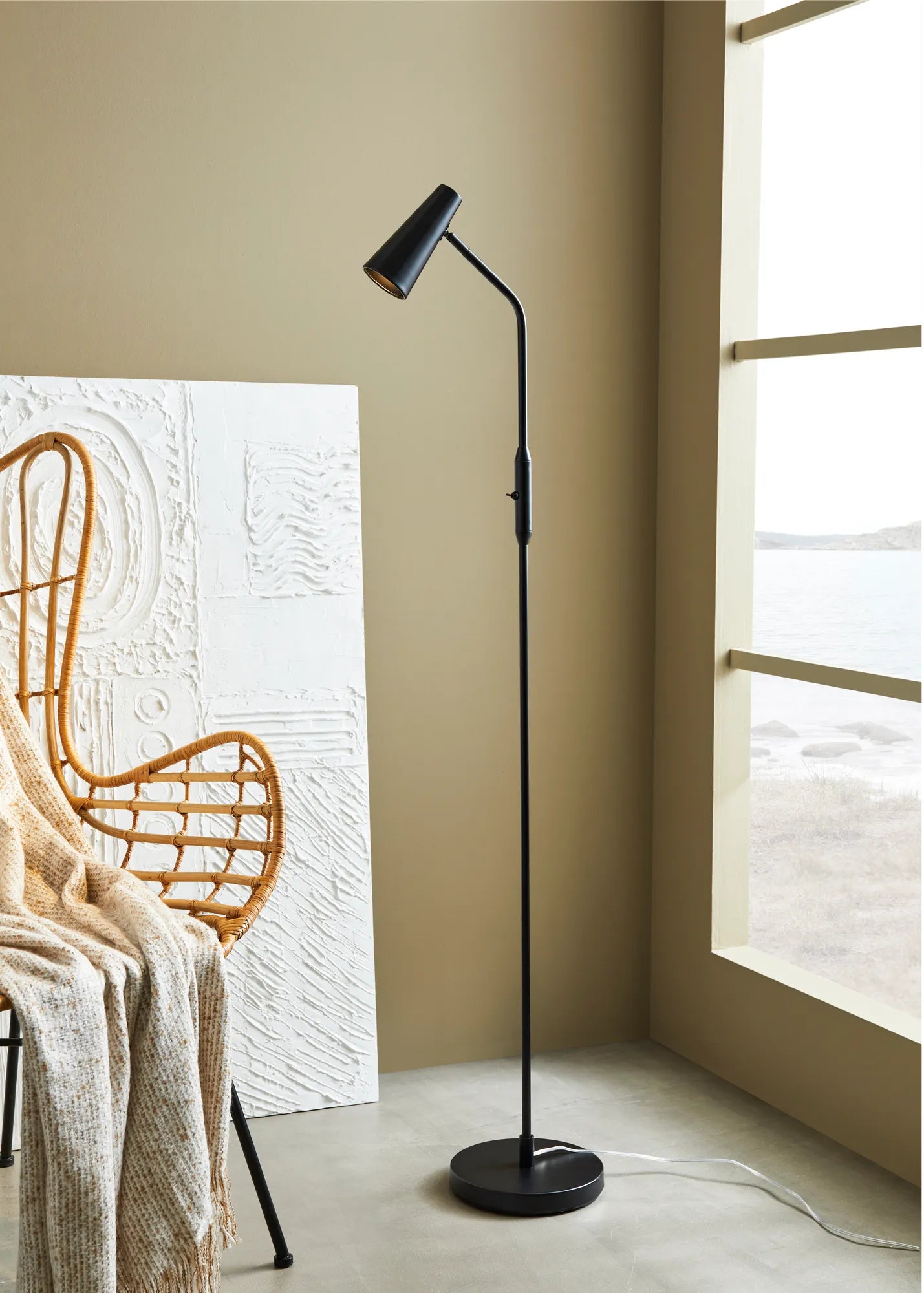 Crest svart golvlampa belysning | Crest black floor lamp | Crest schwarz Stehlampe