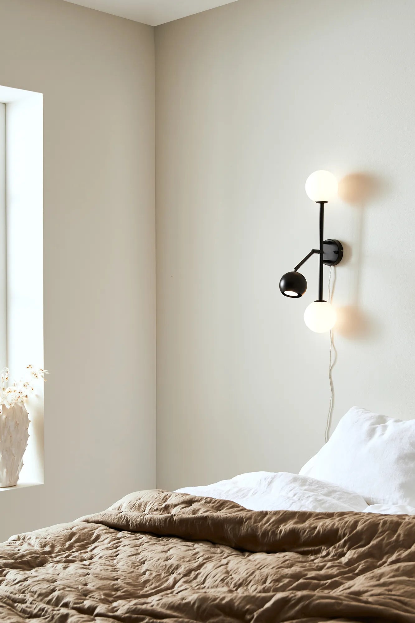 Beside svart vägglampa skandinavisk design | Beside black wall lamp | Beside schwarz Wandleuchte skandinavisches Design