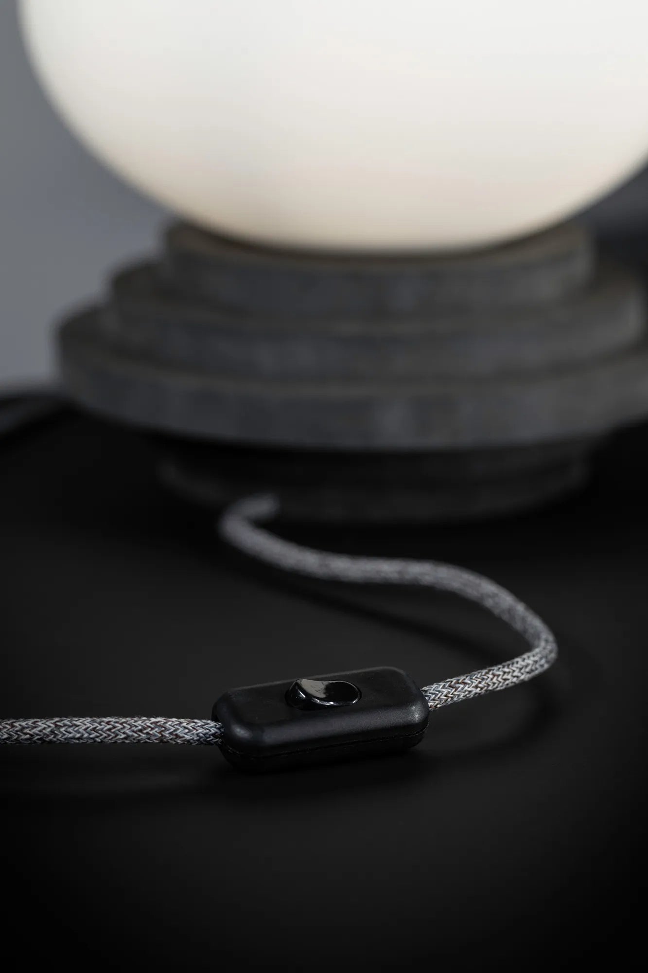 Amfi grå bordslampa stilren belysning skandinavisk design | Amfi grey table lamp minimalist Scandinavian design | Amfi grau