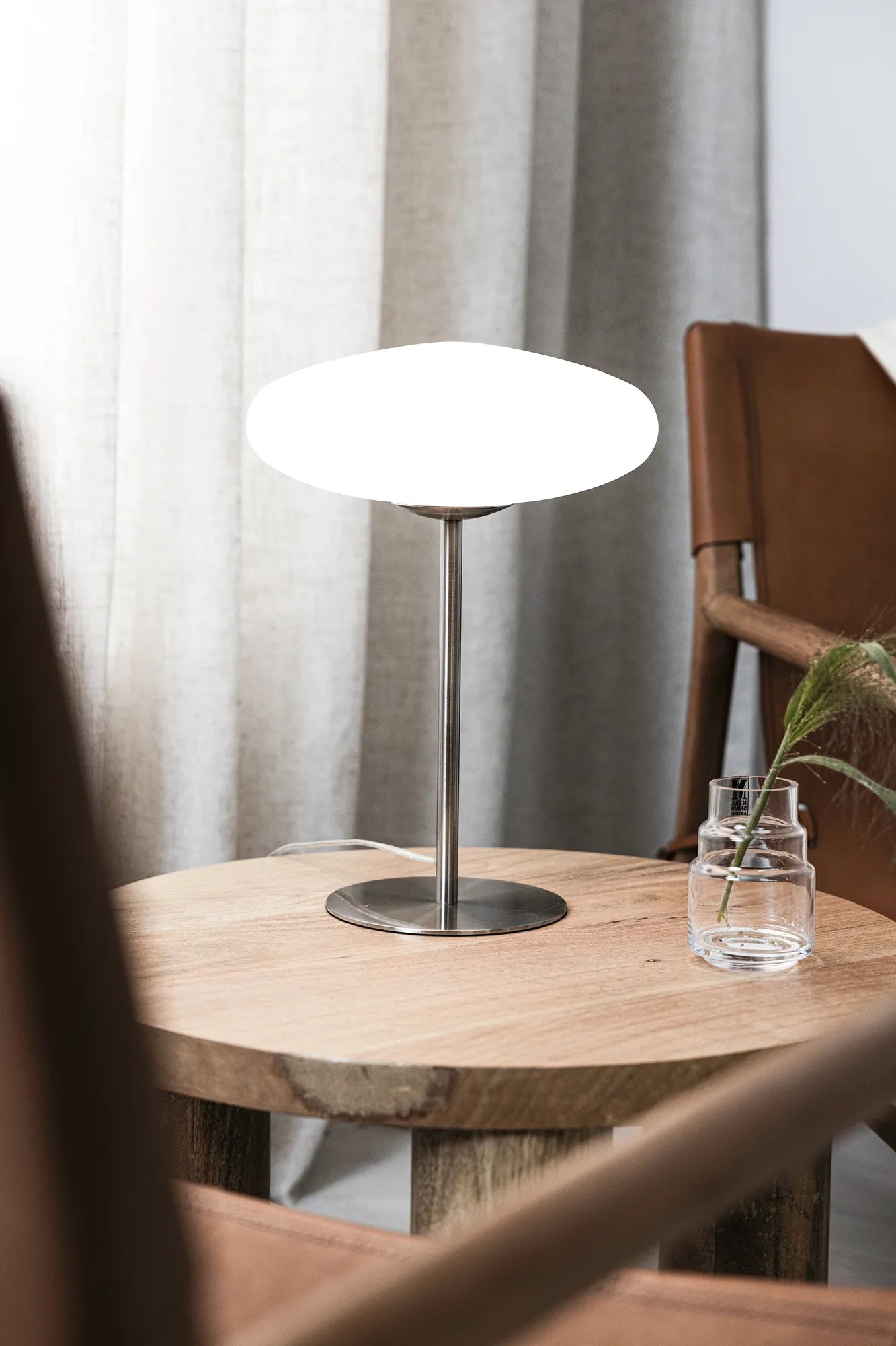 Locus vit bordslampa belysning | Locus white table lamp | Locus weiß Tischlampe