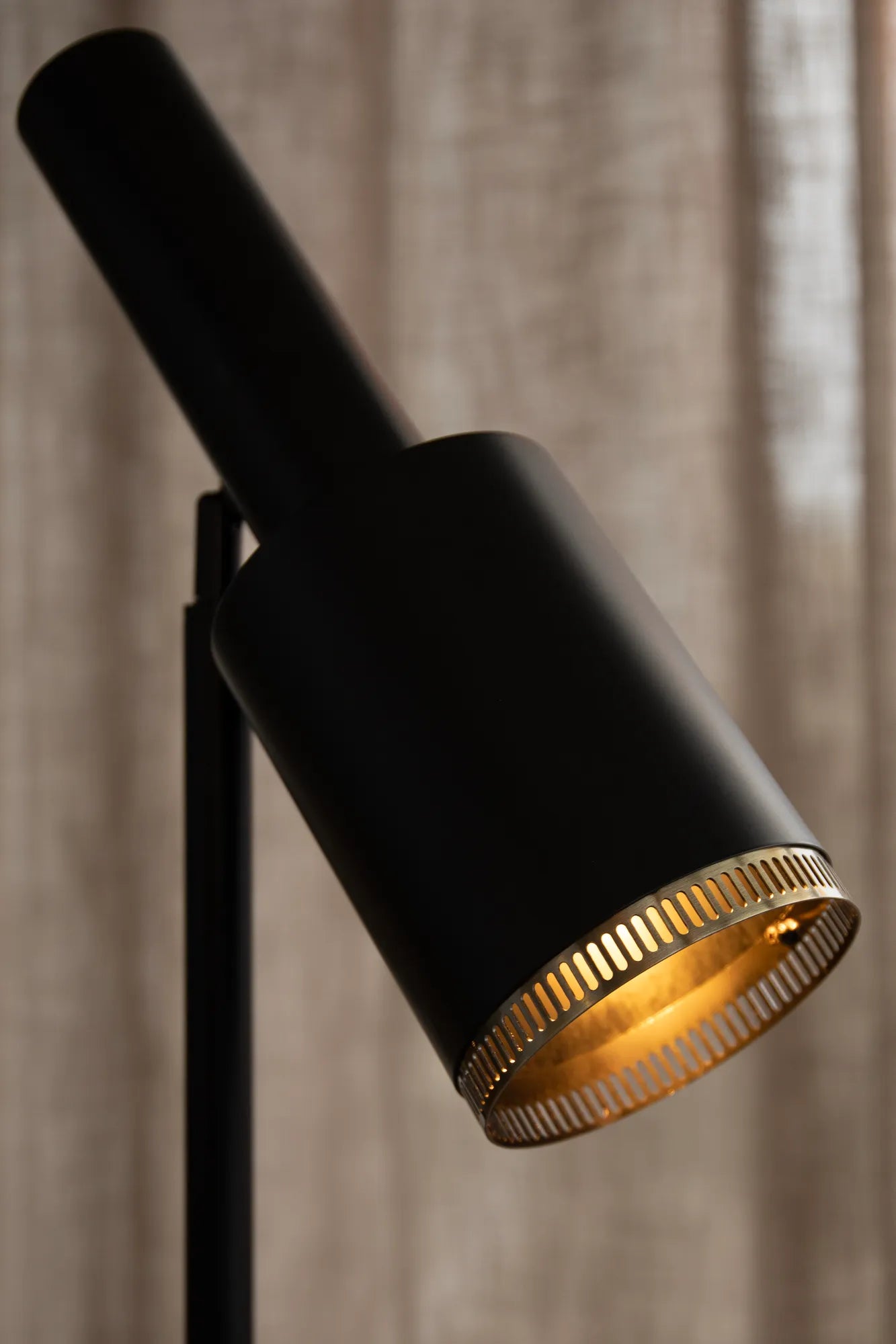 Ozzy svart golvlampa stilren belysning | Ozzy black floor lamp | Ozzy schwarz Stehlampe minimalistische Beleuchtung