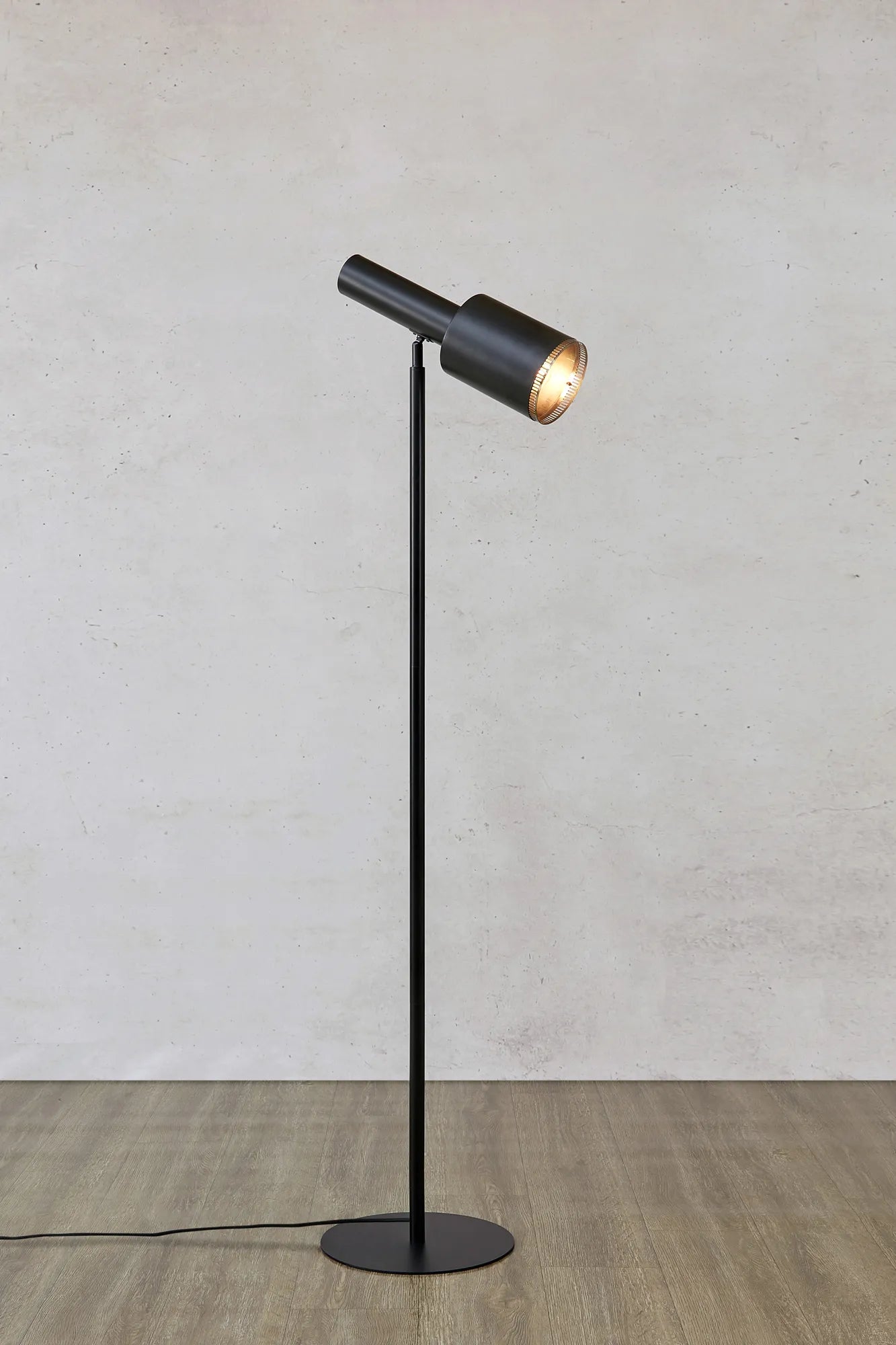 Ozzy svart golvlampa stilren belysning skandinavisk design | Ozzy black floor lamp Scandinavian design | Ozzy schwarz